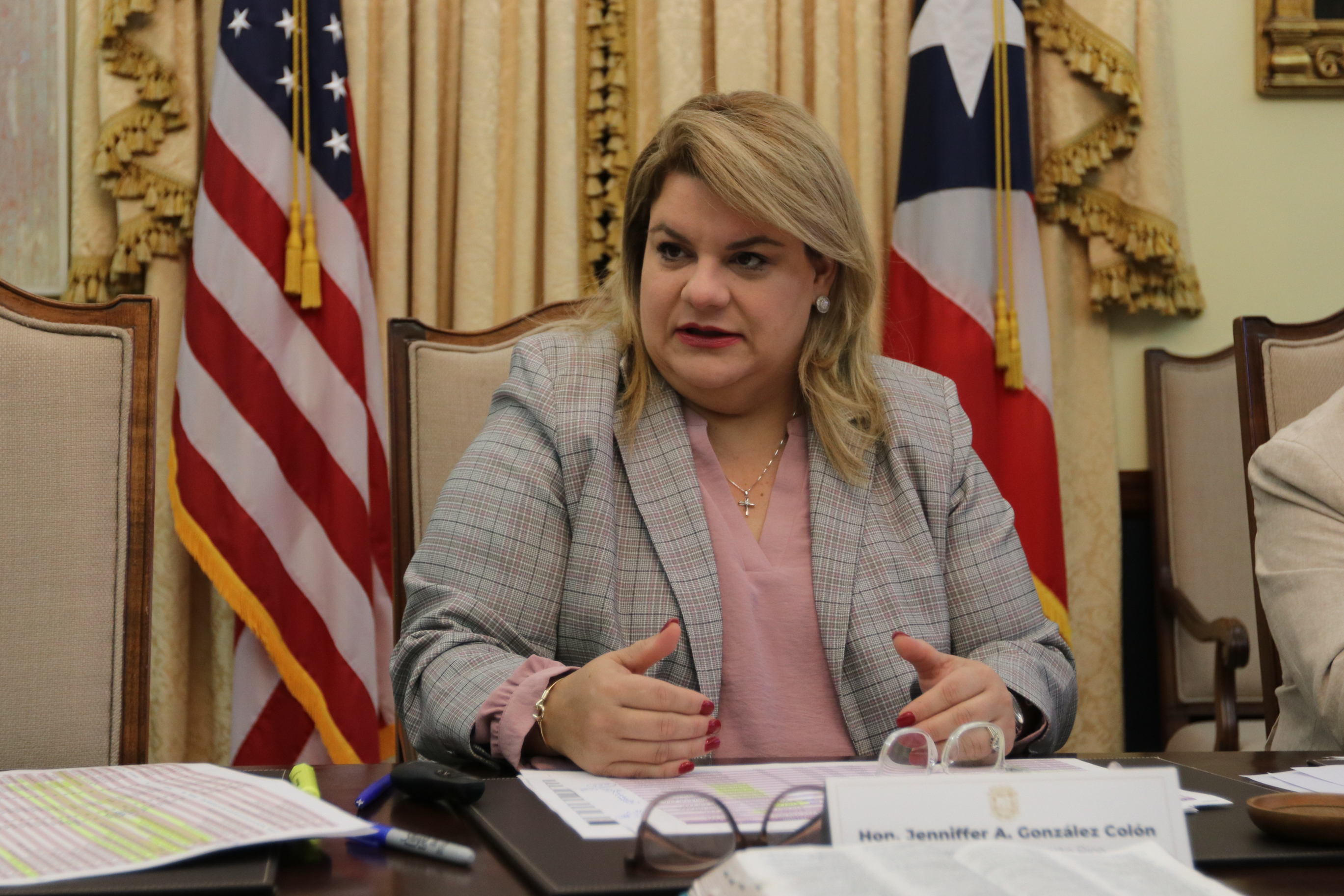 Gobernadora firma ley que extiende términos de procuradores y fiscales