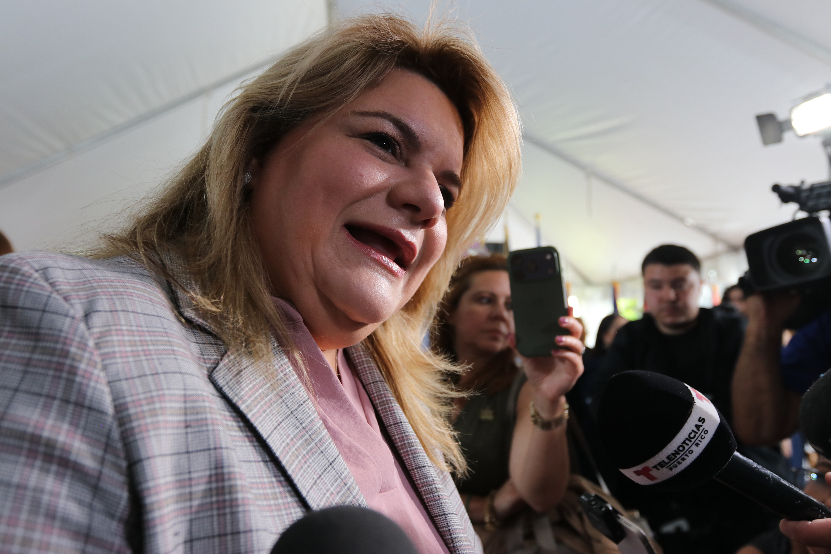 Gobernadora defiende reconocer como humano un no nacido