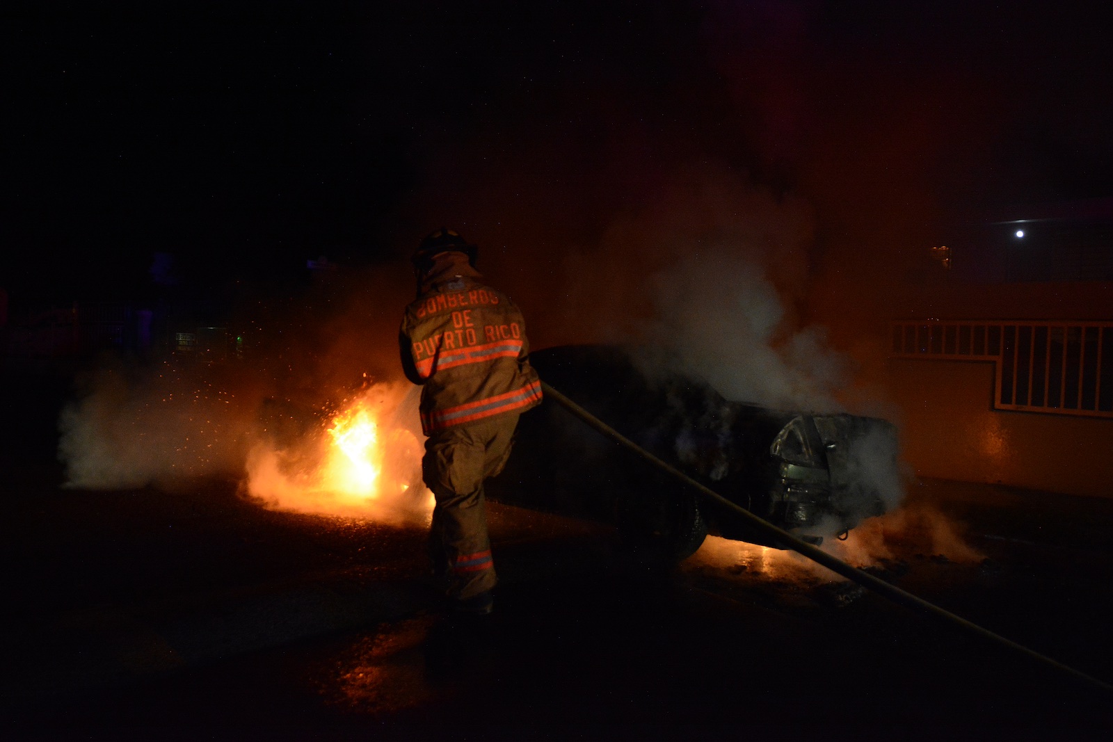 Hallan cadáver dentro de auto quemado en Morovis