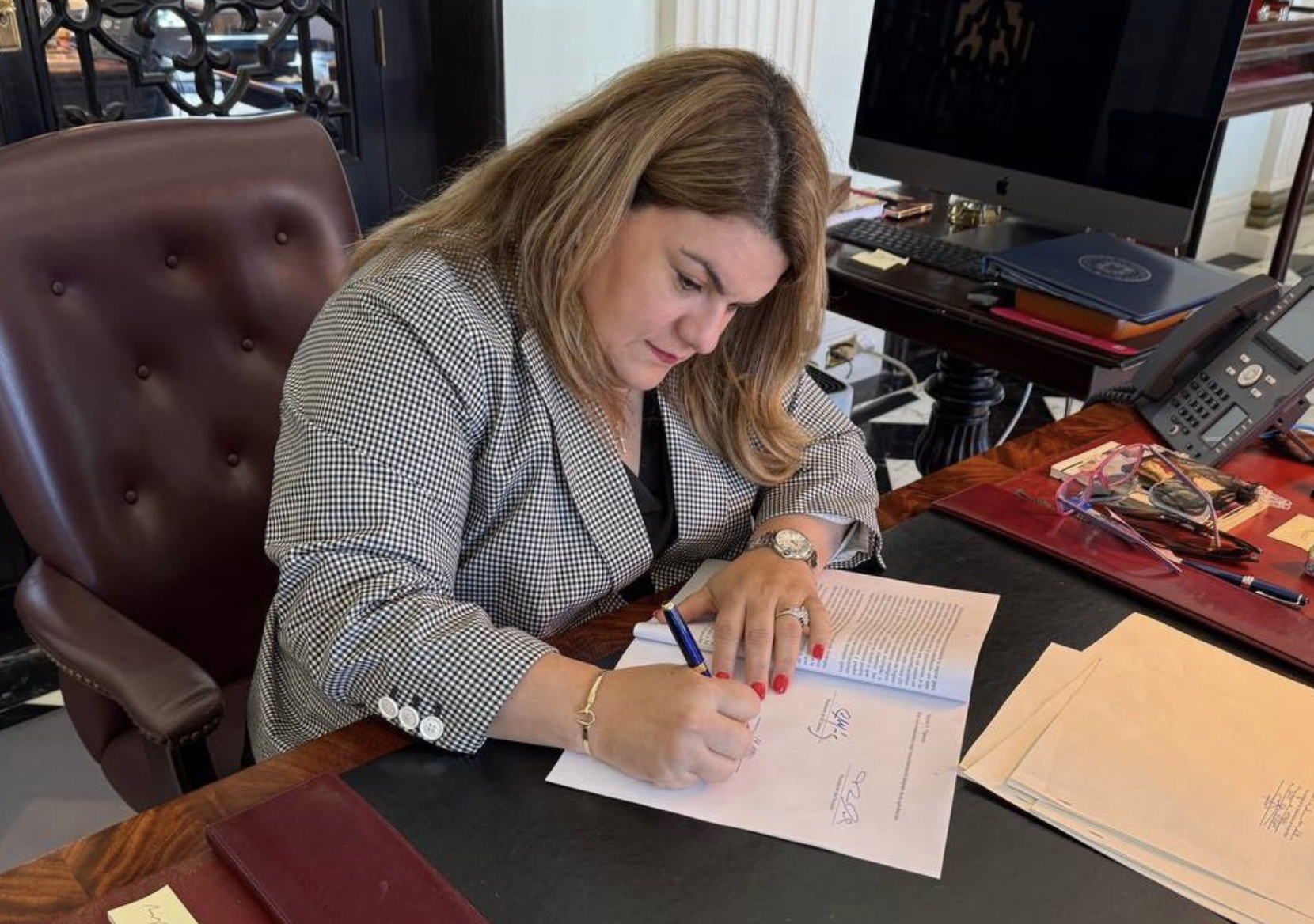 Gobernadora firma ley para permitir disposición digna de restos fetales antes de 20 semanas