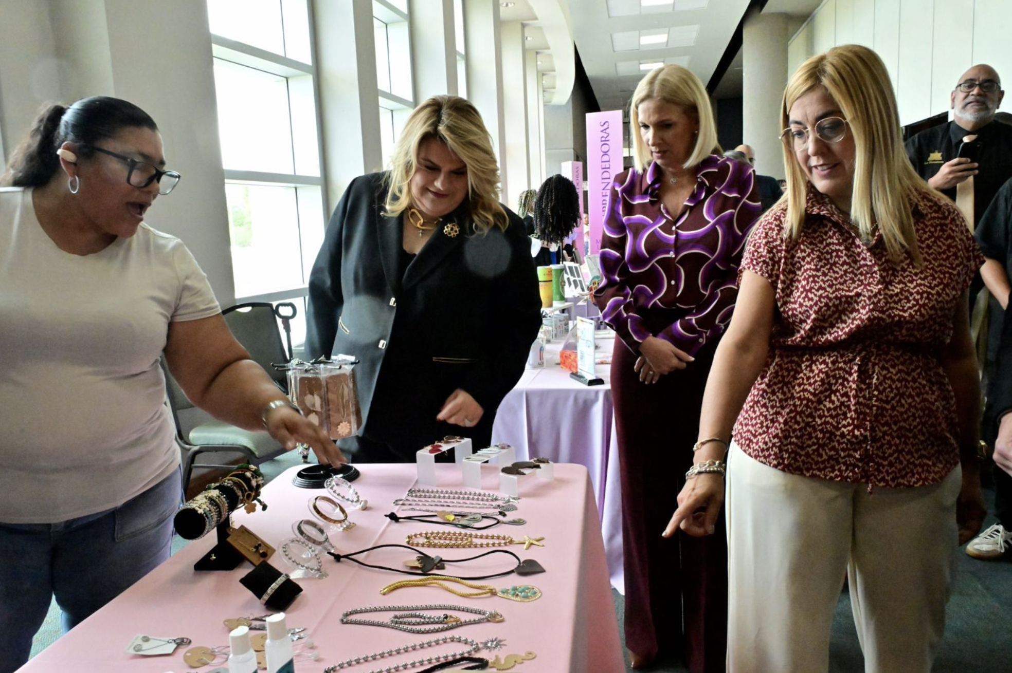 Gobernadora reconoce a 350 mujeres líderes de residenciales públicos