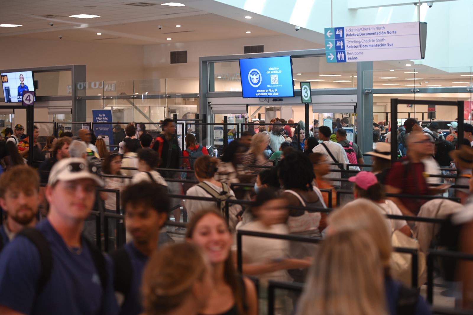 Aerostar anticipa un fin de semana «fuerte y difícil» por largas filas