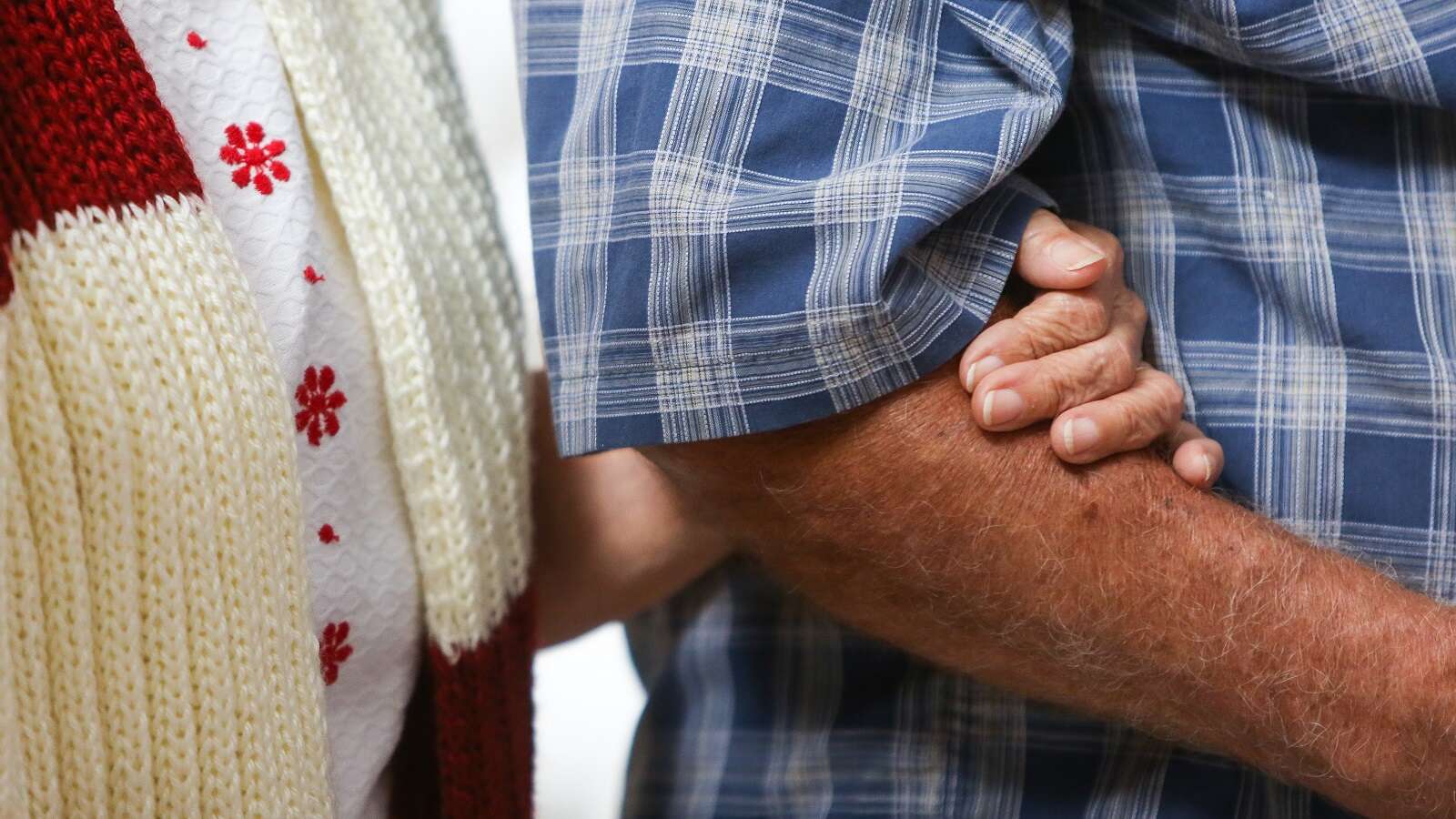 Acusan a dos mujeres por explotación y maltrato de un adulto mayor