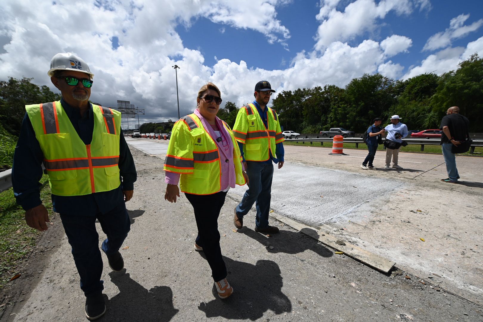 Gobernadora inspecciona trabajos en la PR-52