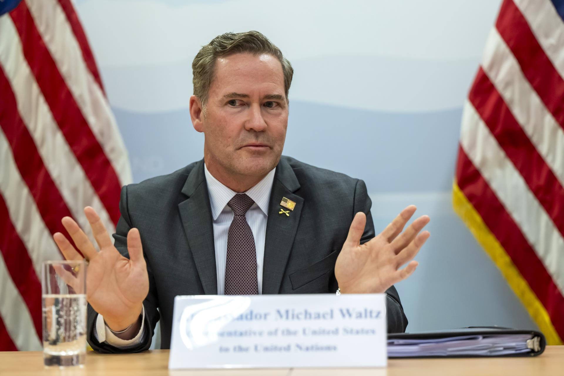Mike Waltz pide a sus aliados internacionales escoltar buques en el estrecho de Ormuz