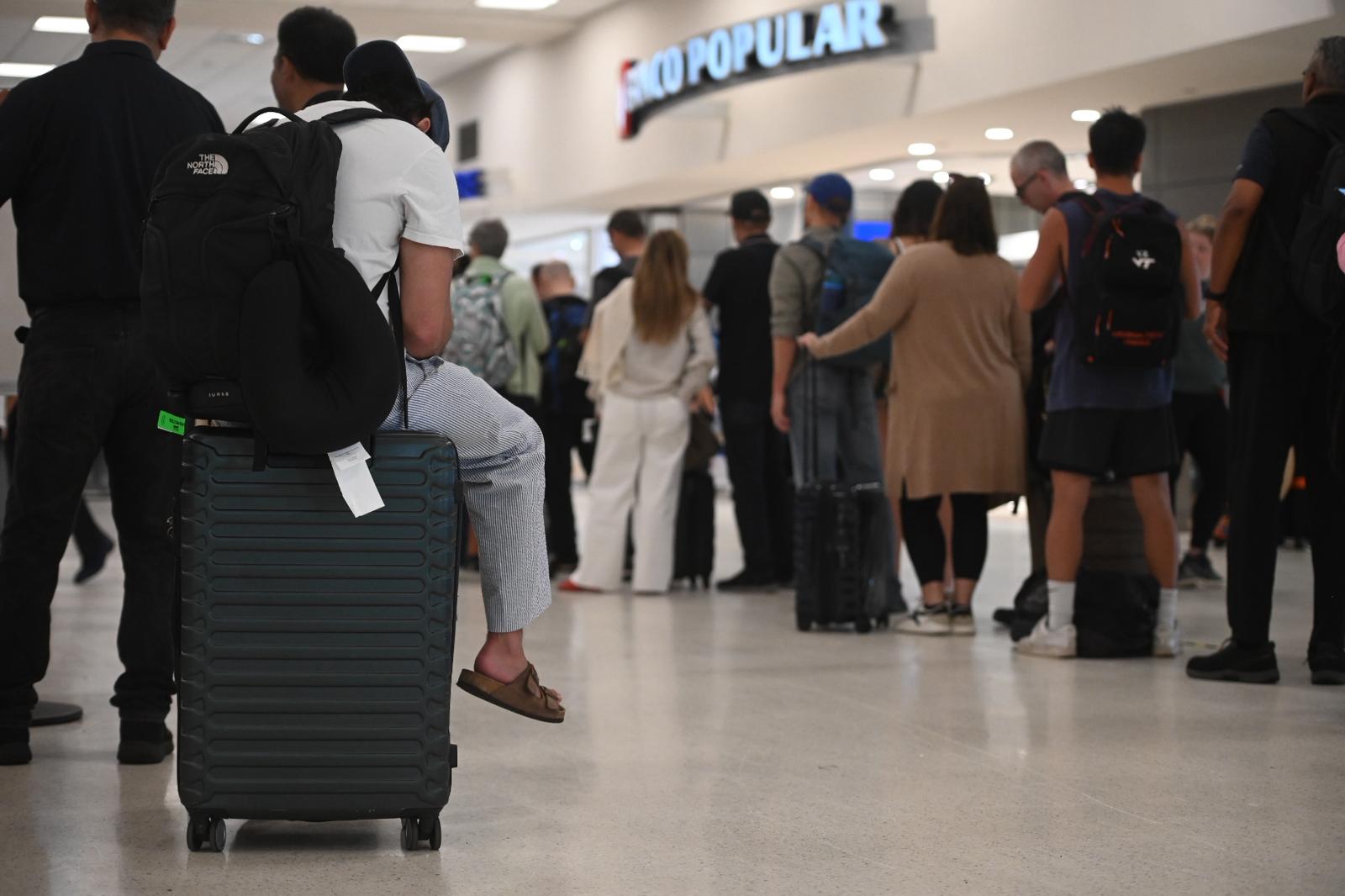Cancelan y retrasan vuelos en el aeropuerto Luis Muñoz Marín por condiciones del tiempo