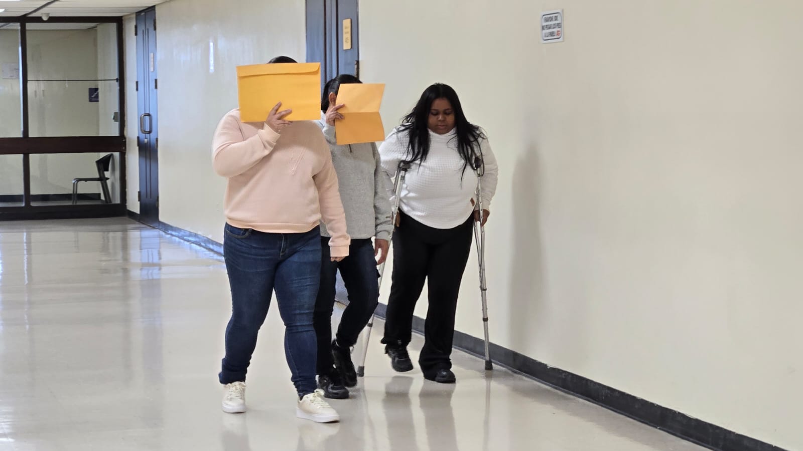 Familia aplaude que presunta víctima de maltrato testifique por circuito cerrado