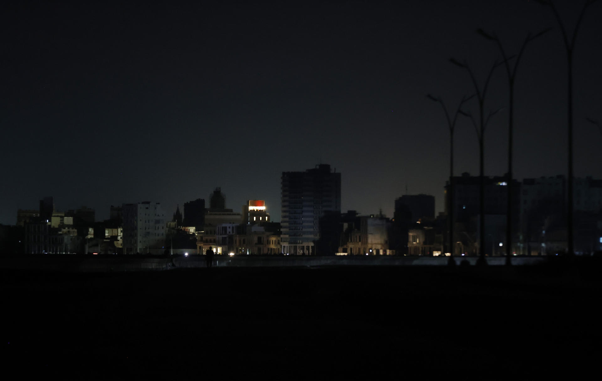 Cuba permanece sin electricidad casi en su totalidad tras su sexto apagón en año y medio