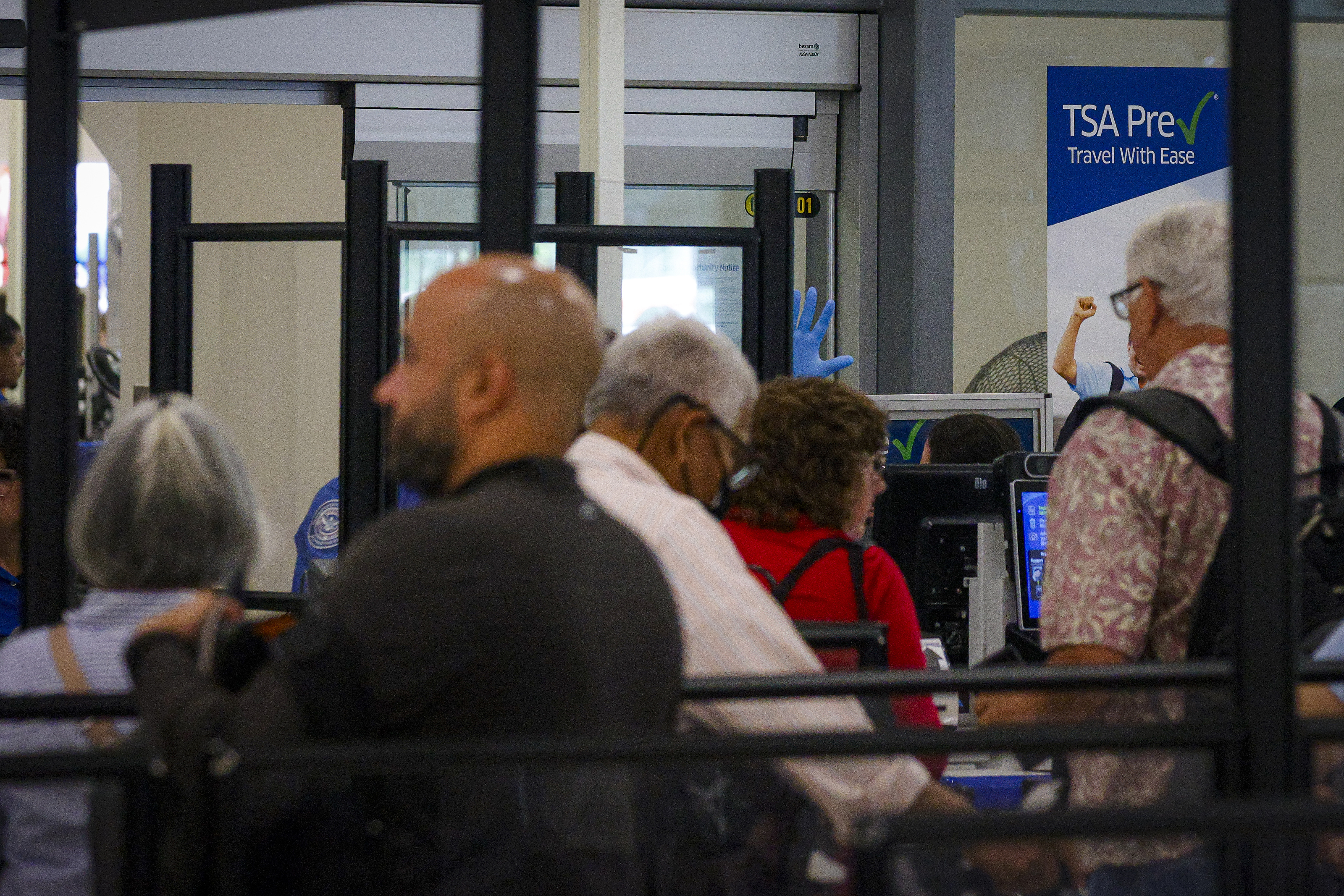 Gobernadora lamenta situación de empleados de TSA, pero no puede pagarles