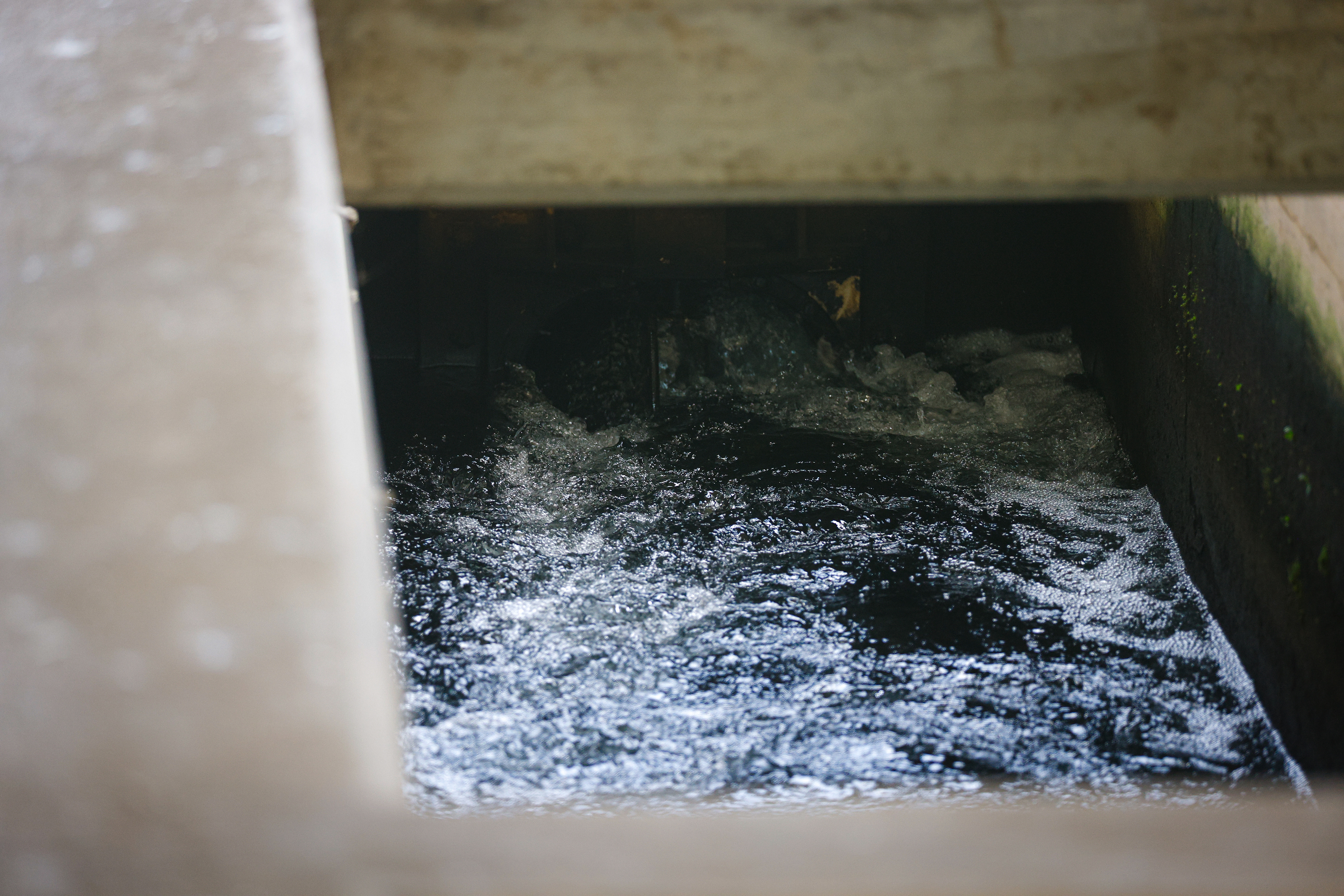 La lluvia de ayer expone nuevamente el sistema de la AAA y los abonados pagan los platos rotos