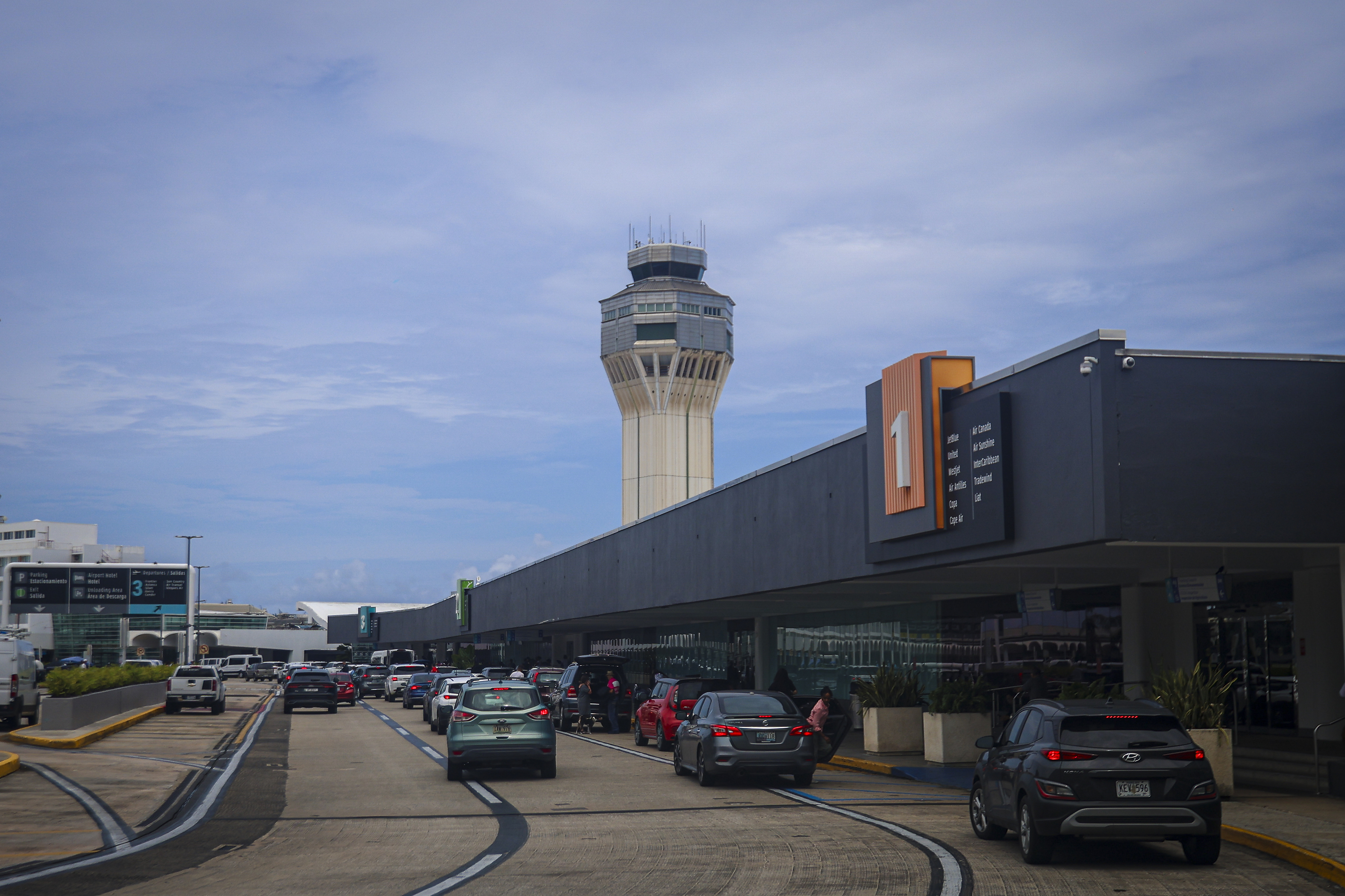 Anuncian ayudas para empleados federales afectados por cierre parcial