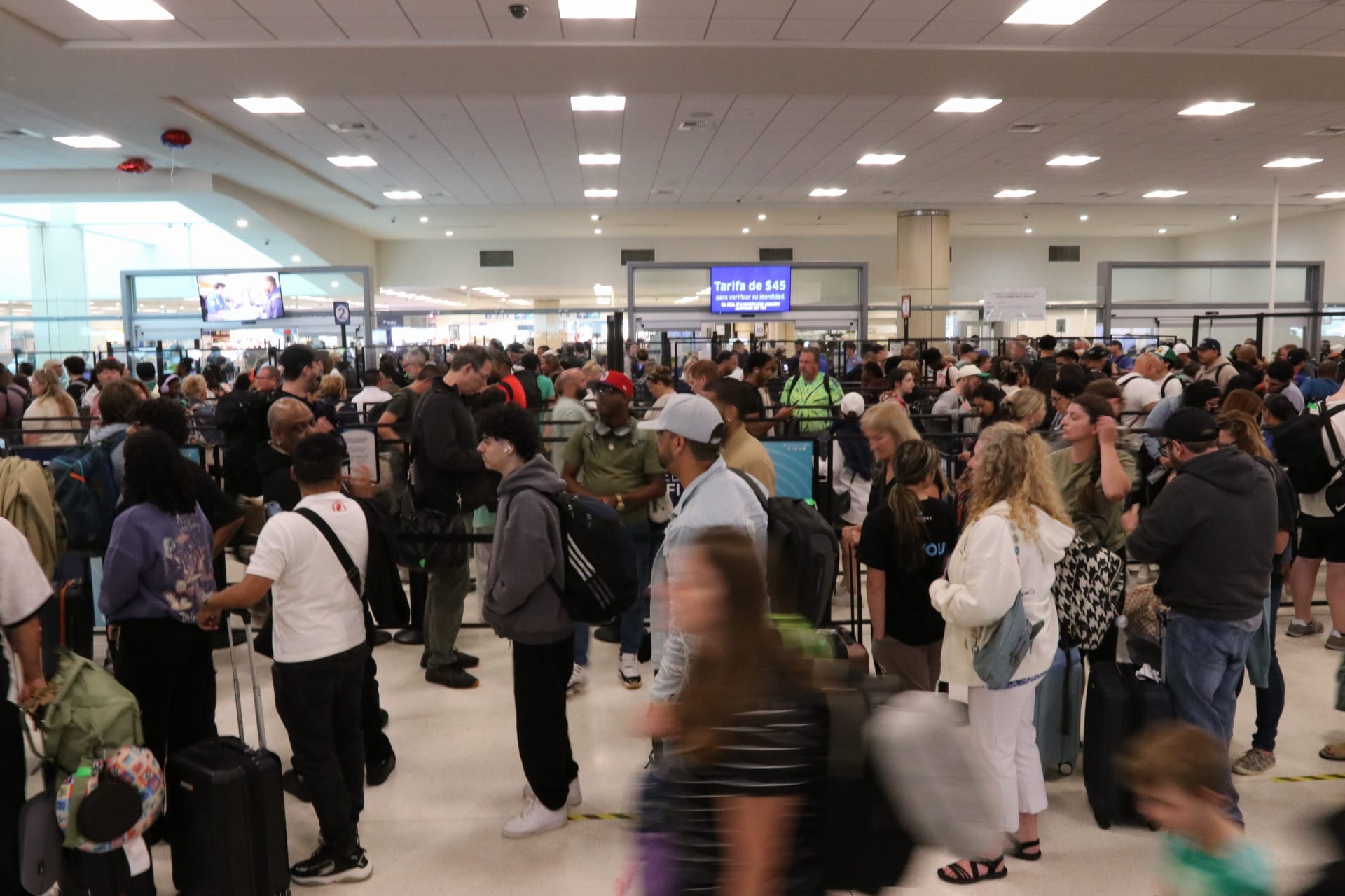 A dos pasos de recibir paga agentes de TSA: el Senado aprueba financiar parte de operaciones de DHS