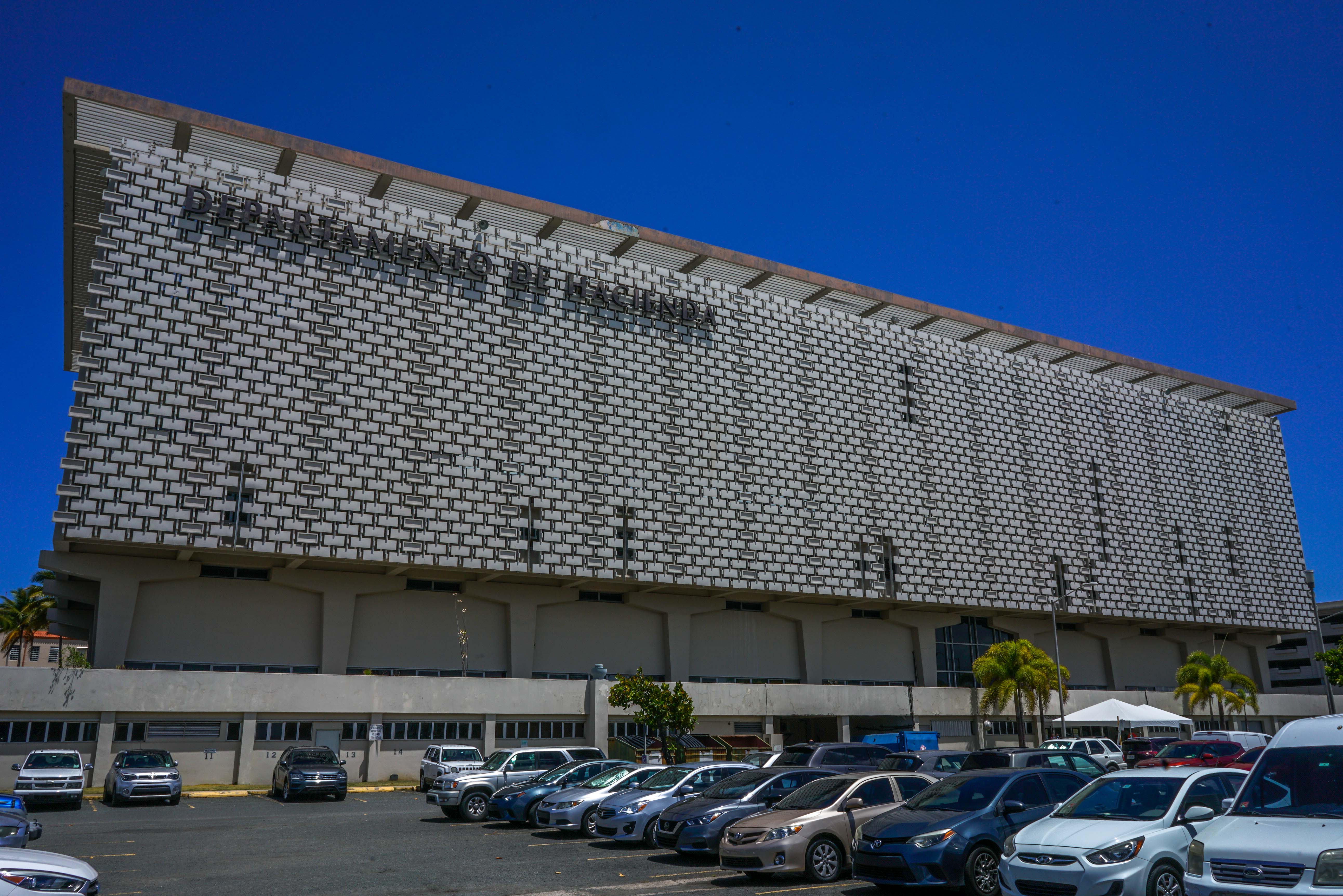 Agencias fiscales entregan información al Senado sobre reducción en contratos