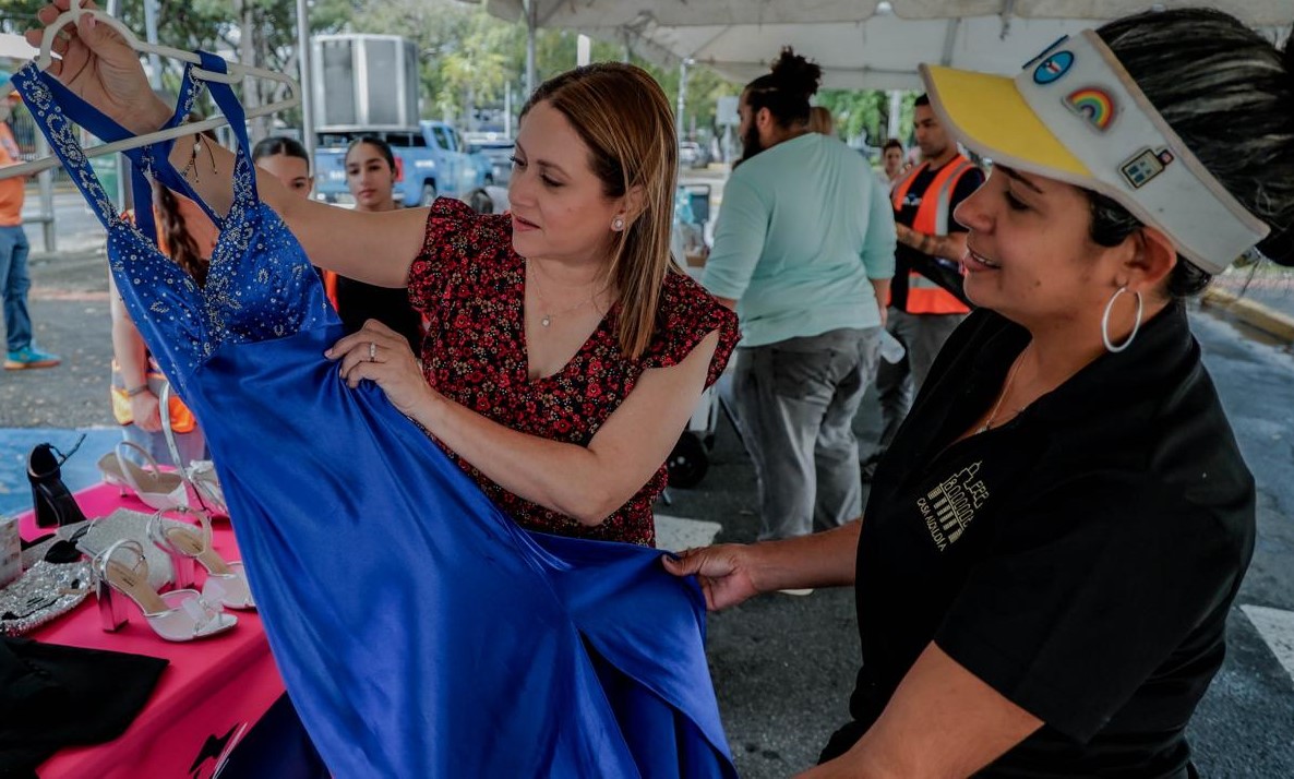 «San Juan te viste pa’l prom» rompe récord con más de 2,000 vestidos donados
