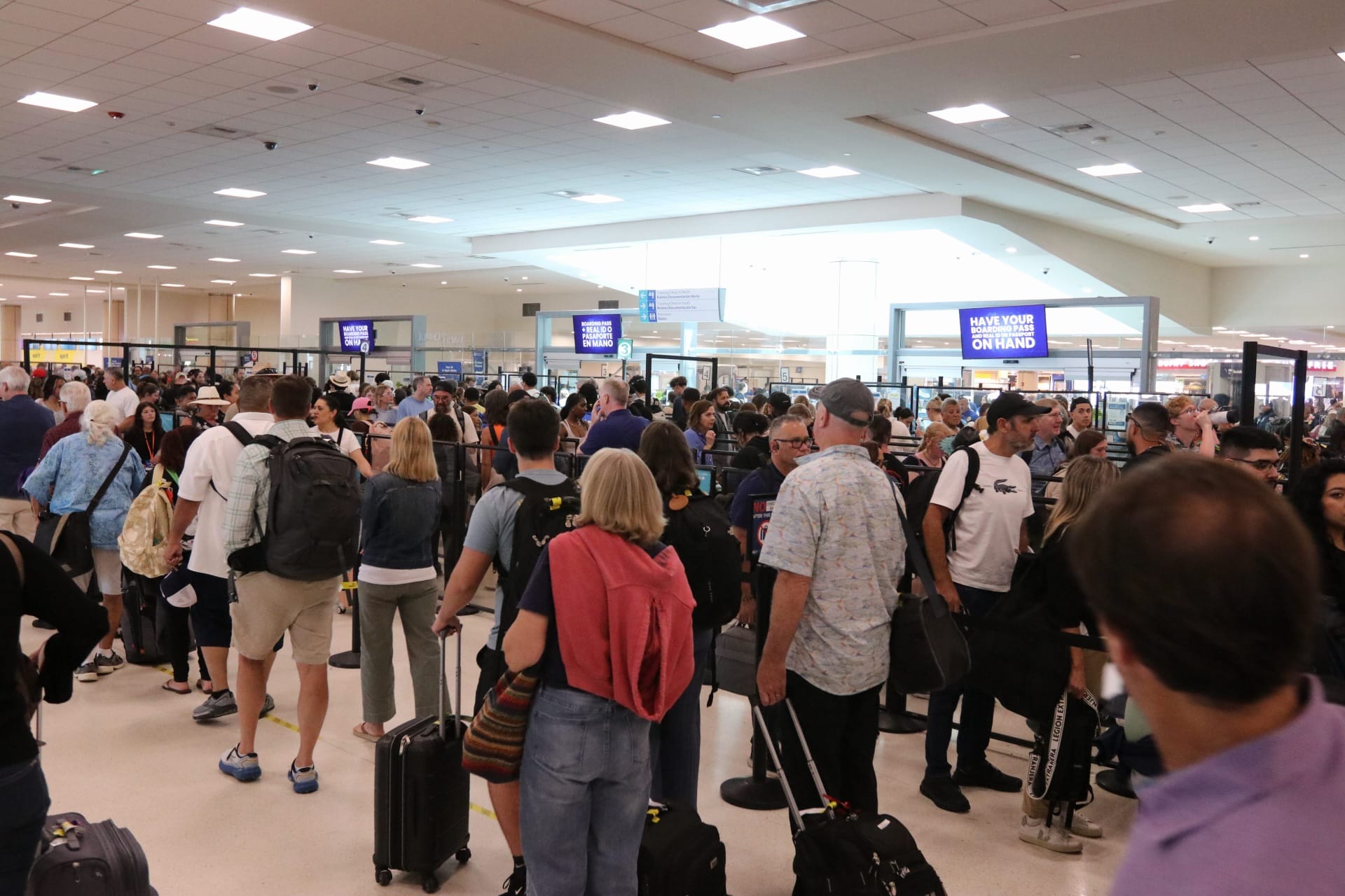 Poco a poco regresan a la normalidad los procesos de entrada en el aeropuerto
