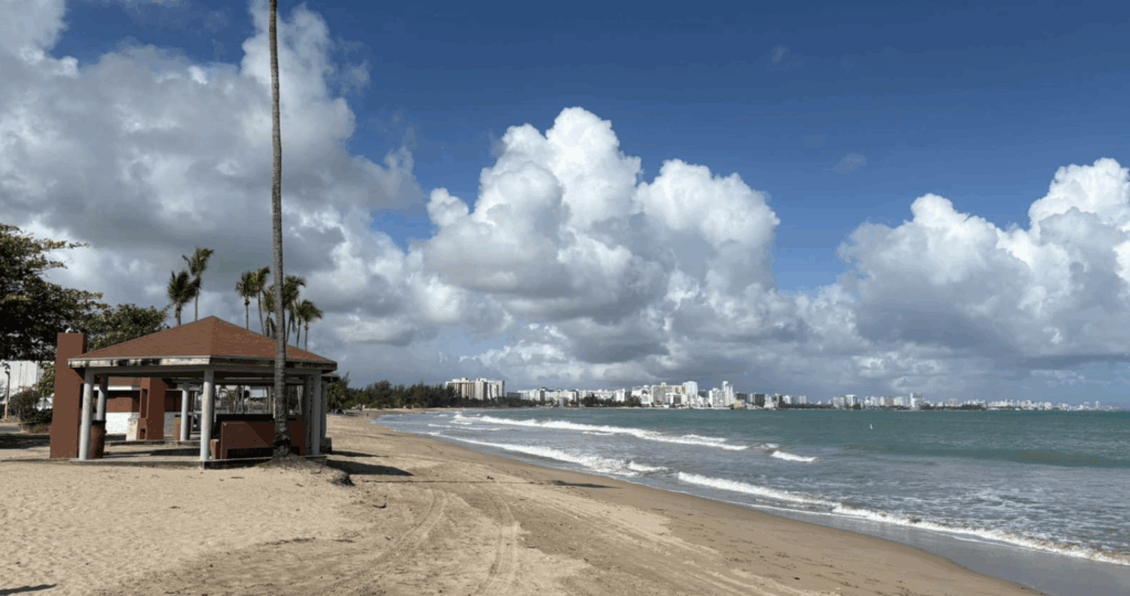 Carolina cierra balneario por fuerte oleaje y corrientes marinas