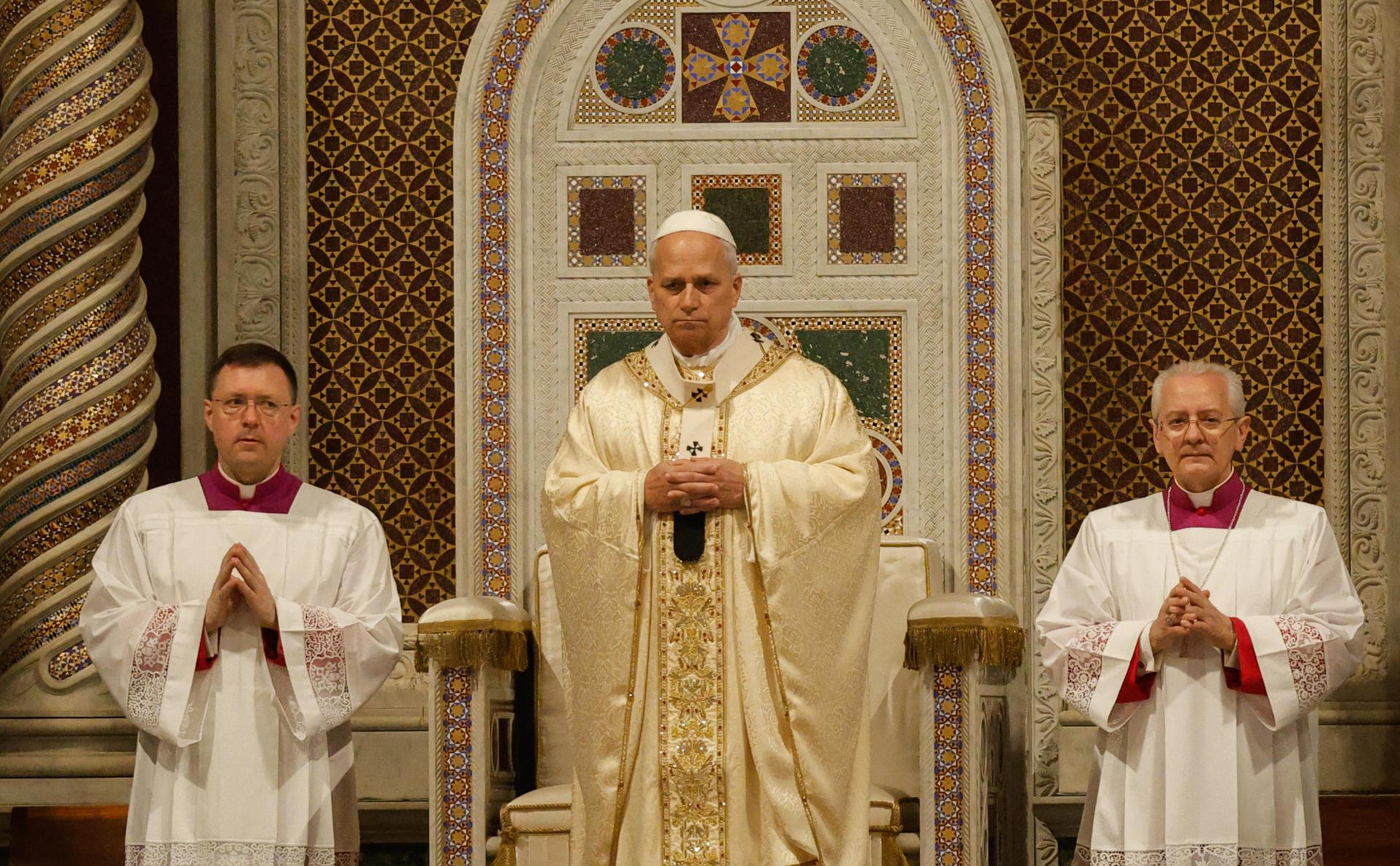 El papa lamenta una humanidad «de rodillas» por tanta brutalidad en la misa de la Cena del Señor