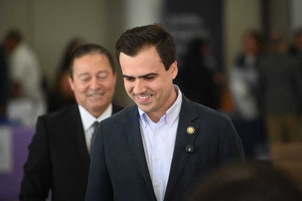 Comisionado residente dice que las expresiones de Trump sobre Irán son "bien peligrosas"