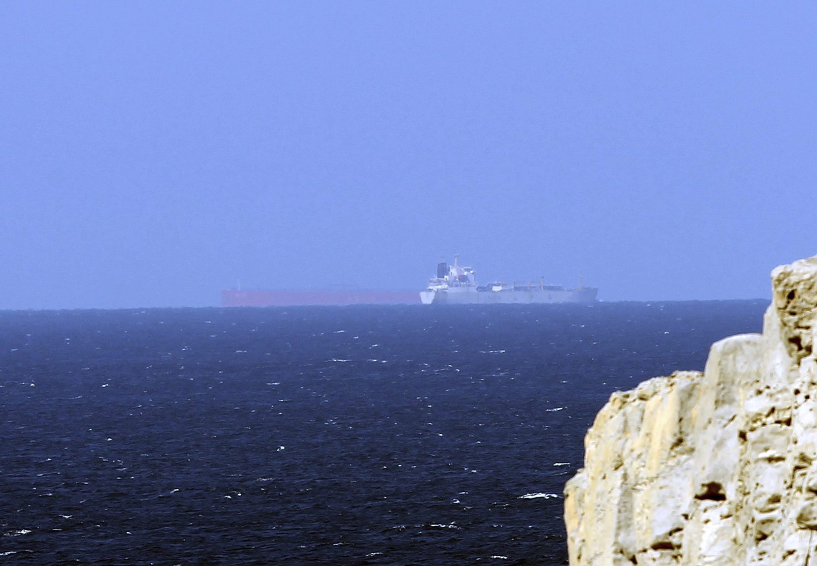 El tráfico marítimo en el estrecho de Ormuz se reanuda con cautela tras el anuncio de tregua