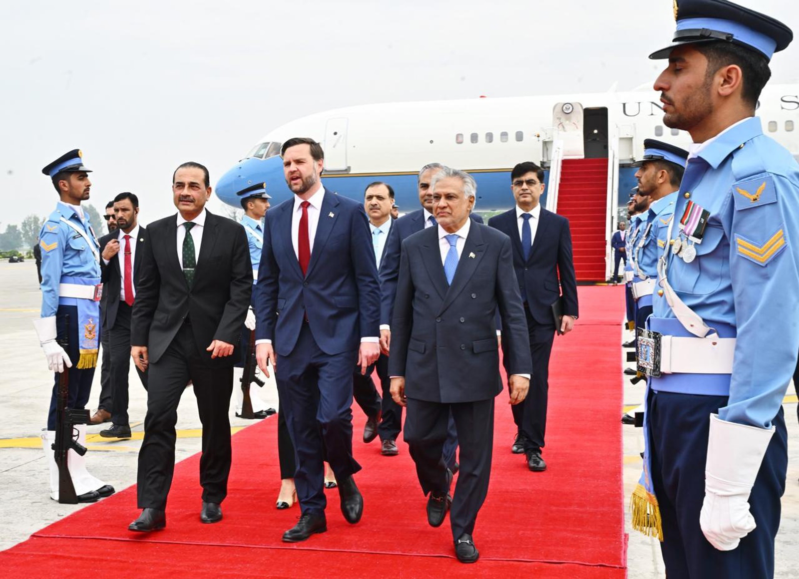 La delegación de EE.UU. liderada por J.D. Vance llega a Islamabad para negociar con Irán