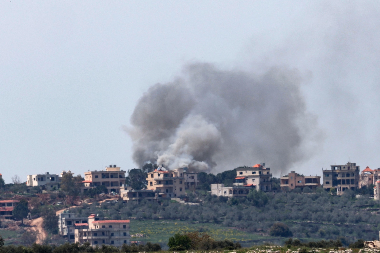 Israel ataca 200 supuestos sitios de Hizbulá en el Líbano pese a las negociaciones en EE.UU.