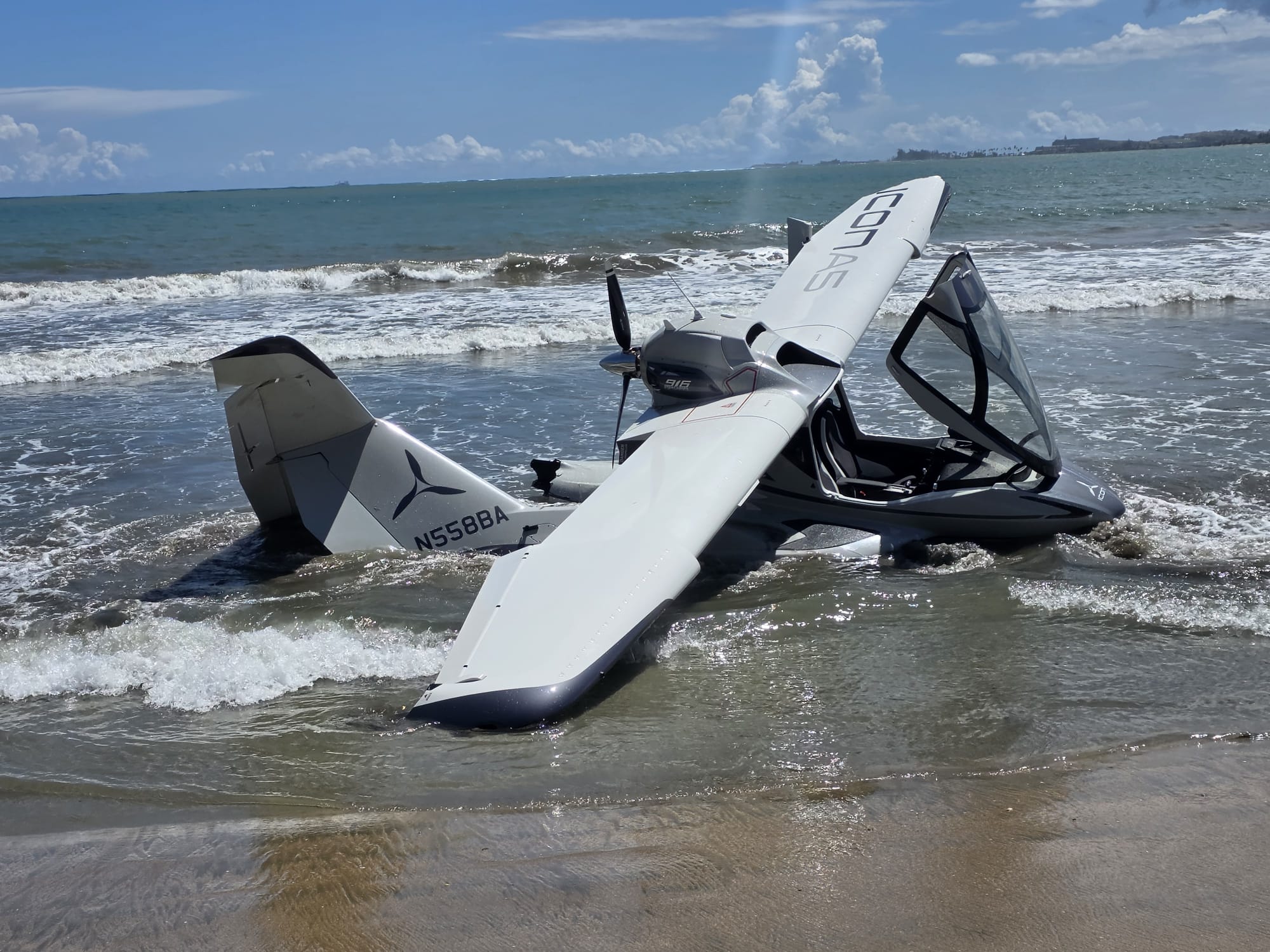 Avioneta cae en la playa de Levittown