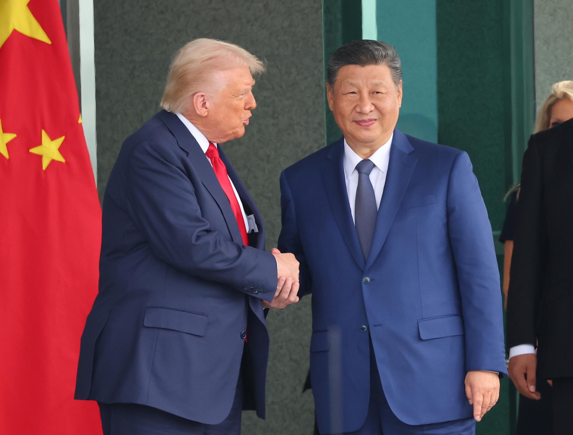 Trump dice que China ha acordado no mandar armas a Irán y presume de poder militar