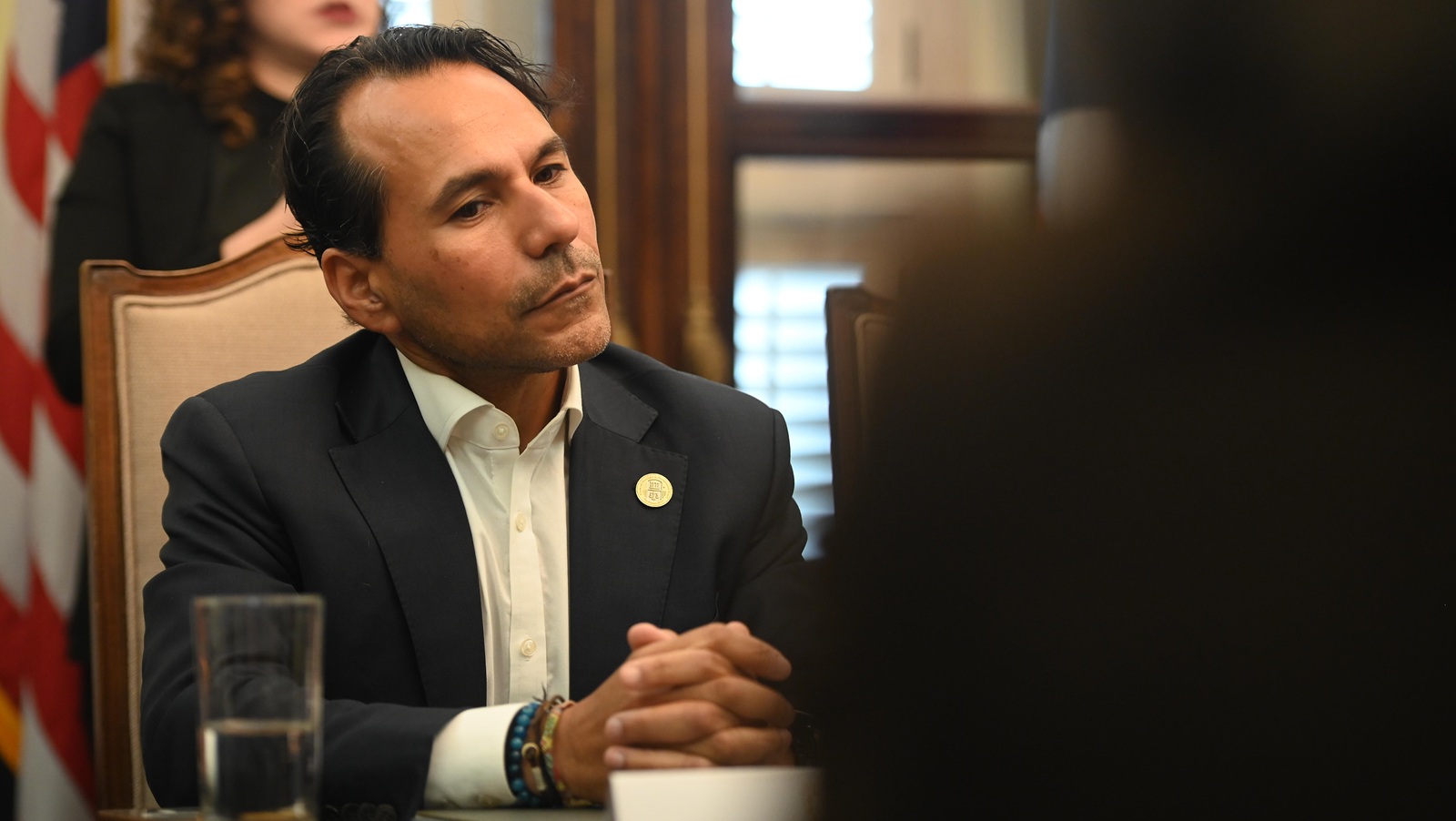 Por falta de cooperación del gobierno, Junta se mete con compras en municipios