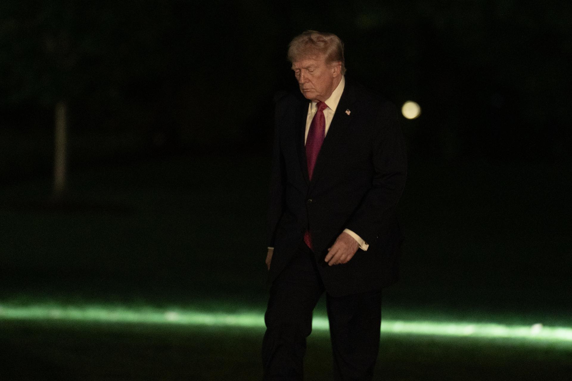 Trump afirma que EE.UU. se apoderó de un barco iraní que intentó burlar el bloqueo naval