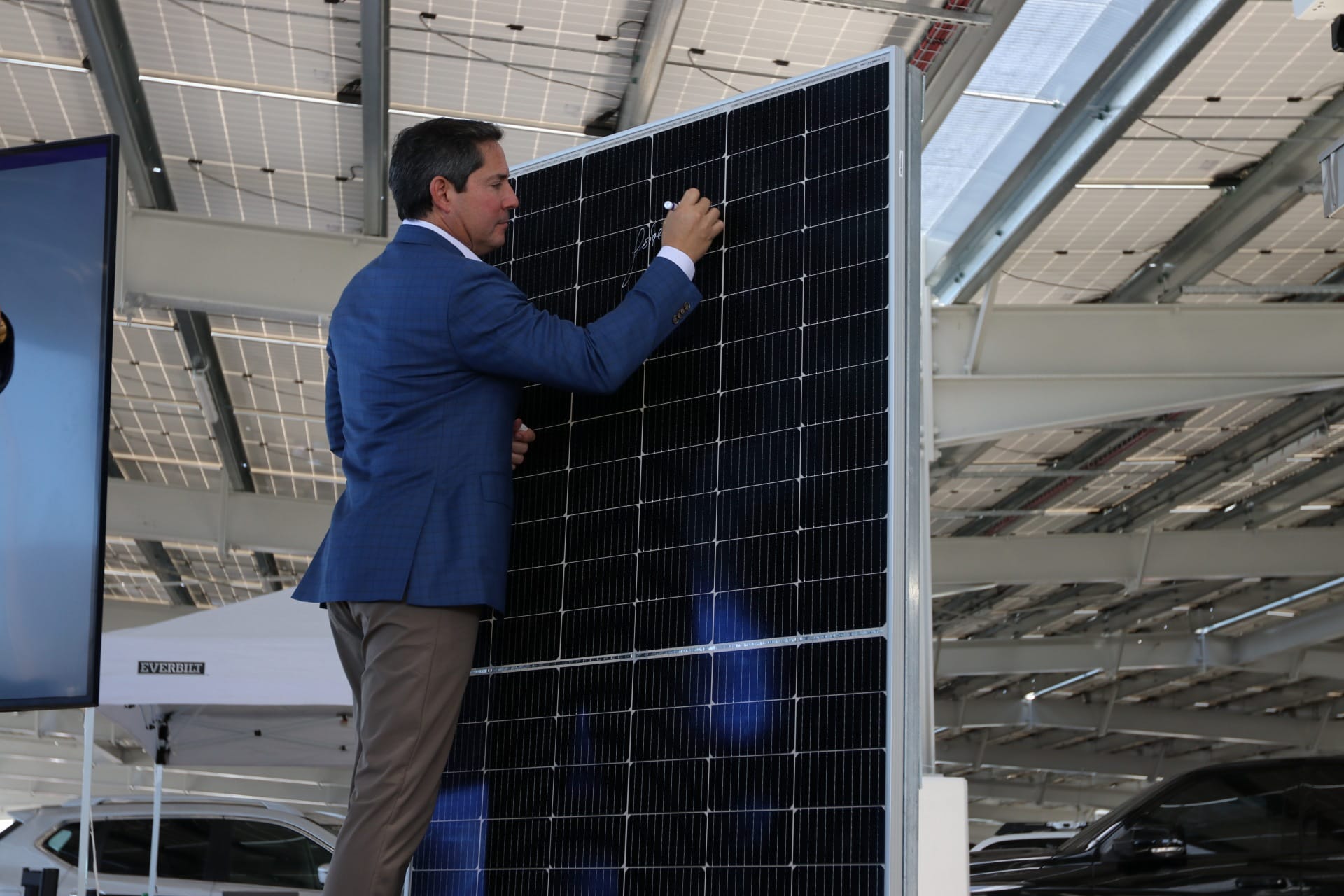 Paneles solares reducirán el consumo de energía en el aeropuerto Luis Muñoz Marín