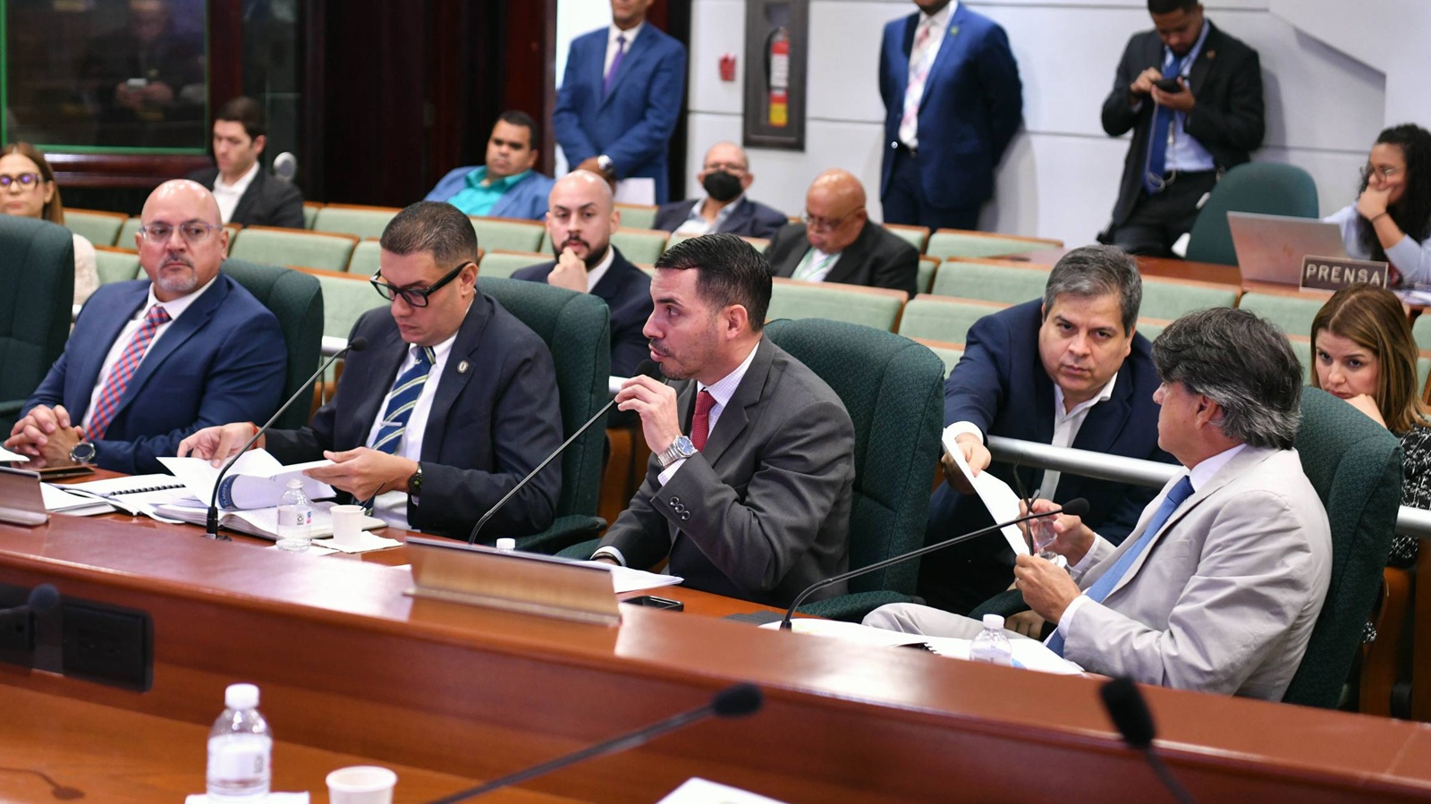 Alcaldes le ponen 48 peros a la reforma de permisos de la gobernadora