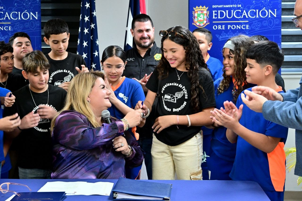Estudiantes ponceños celebran conversión de su primer proyecto de ley