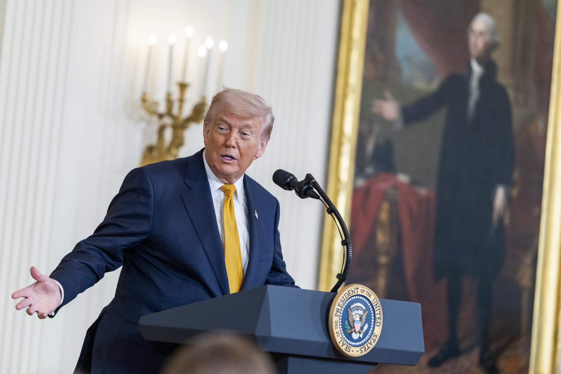 Trump dice que alto el fuego en Irán sigue vigente, pese a intercambio de ataques en Ormuz