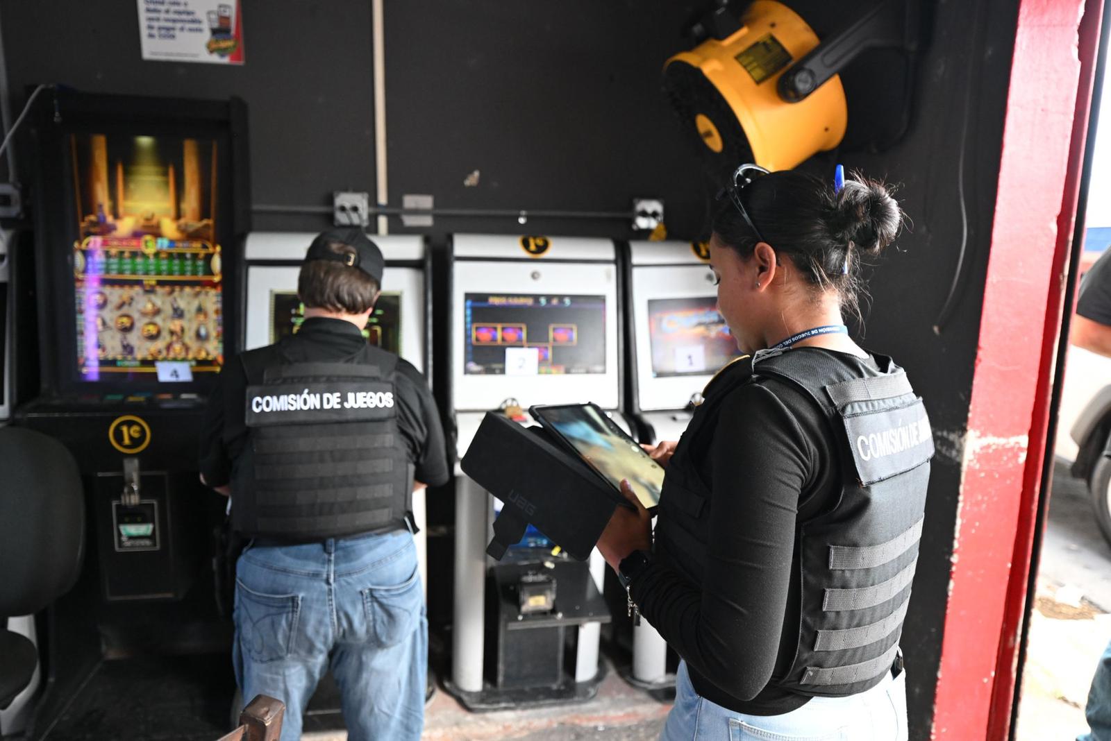 Comisión de Juegos ocupa 37 máquinas ilegales en dos negocios de San Juan