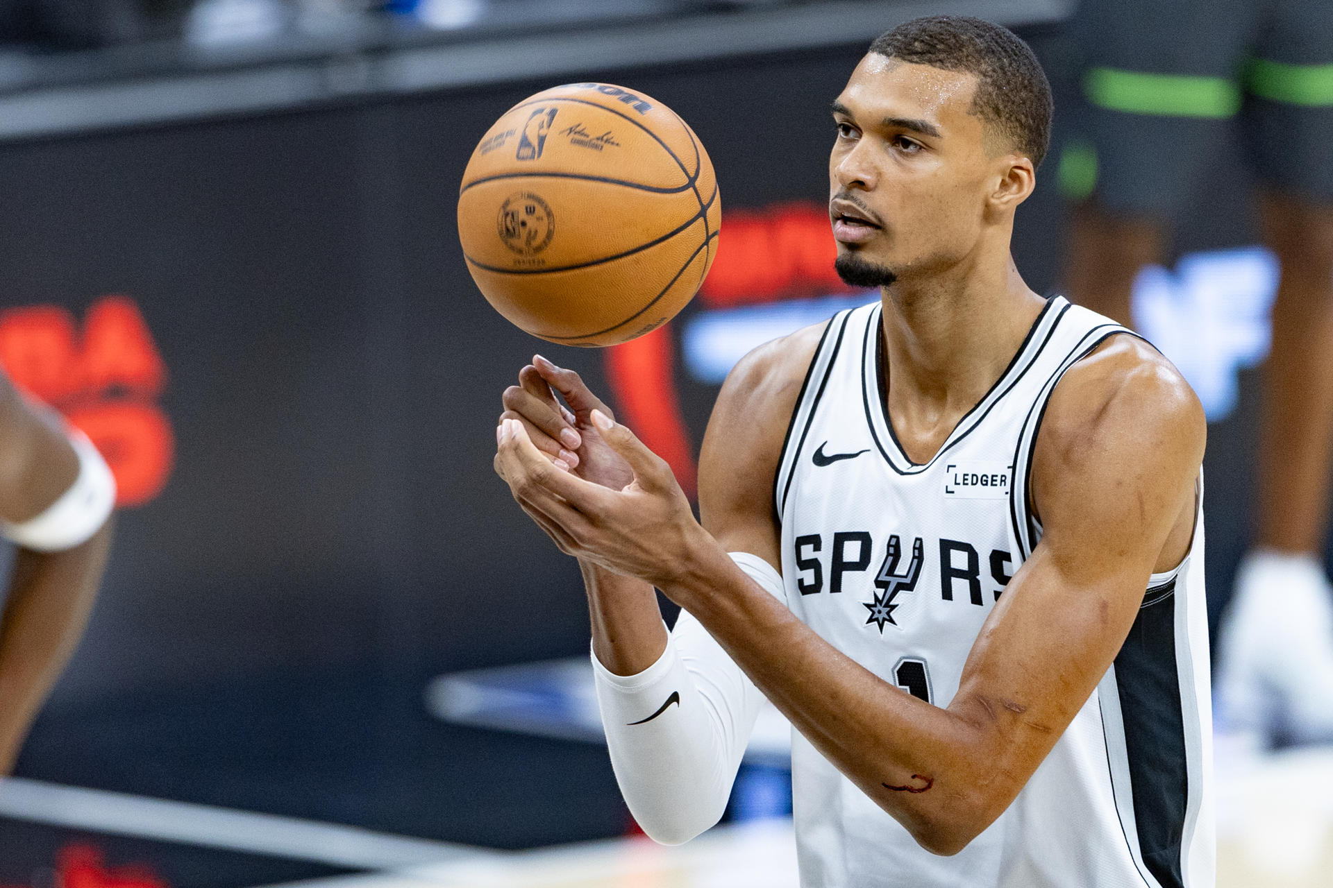 Remonta Minnesota y empata semifinal del Oeste ante los Spurs