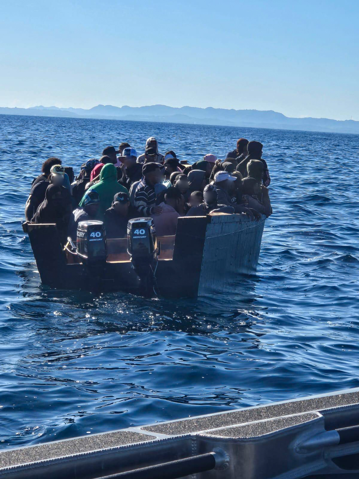 Arrestan a dos capitanes por viaje marítimo con 64 migrantes