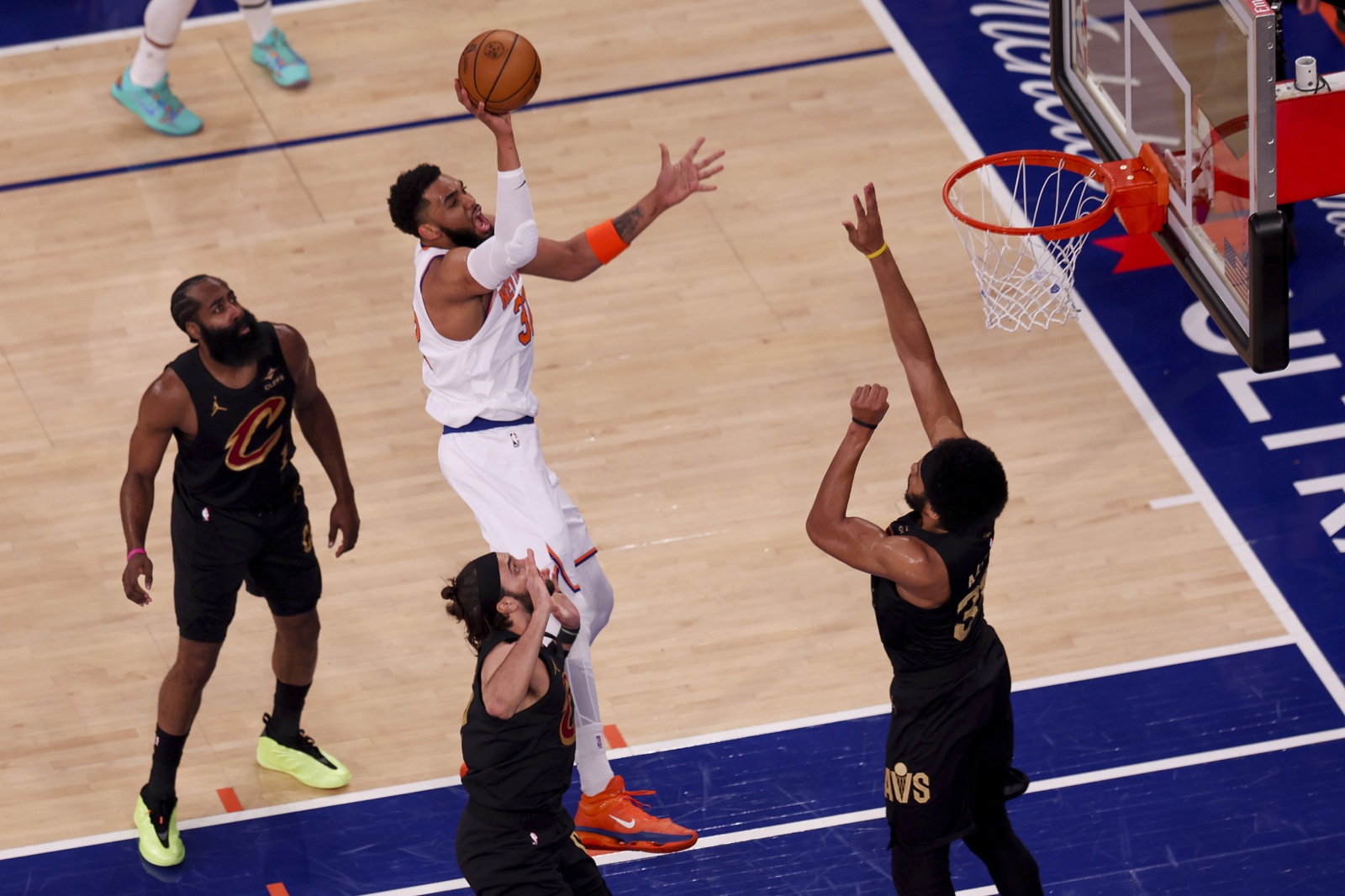 Los Knicks remontan 22 puntos y doblegan a los Cavs en un final de infarto