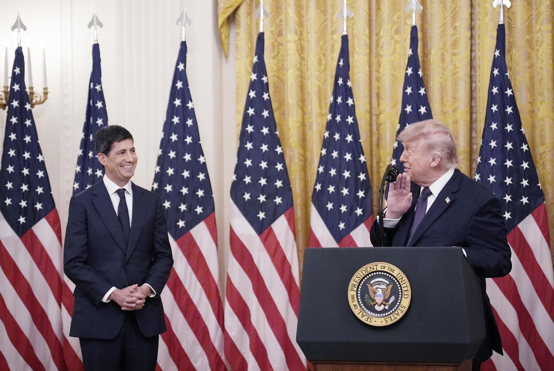 Trump preside juramento de Kevin Warsh como líder de una Fed «totalmente independiente»
