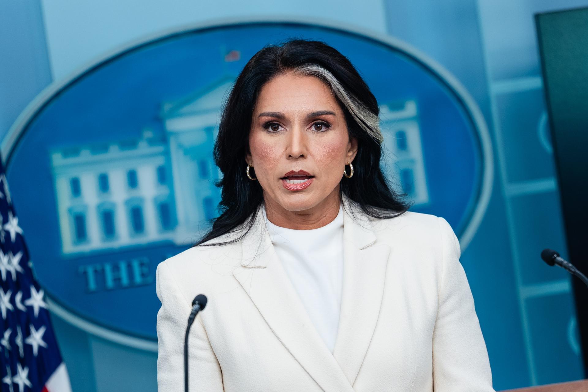Tulsi Gabbard dimite como directora de Inteligencia del gobierno de Trump