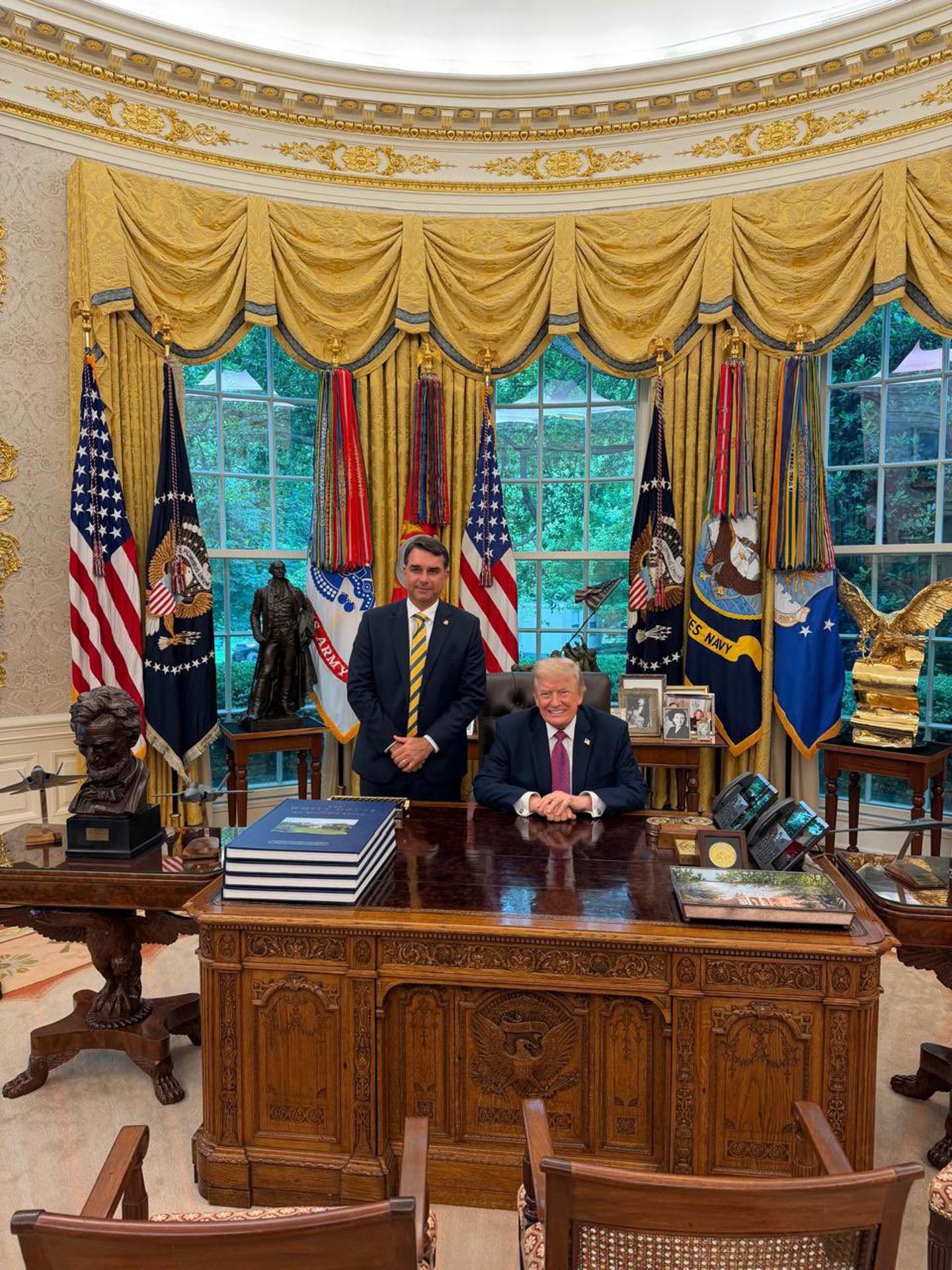 Trump recibe a Flávio Bolsonaro en la Casa Blanca para respaldar su candidatura