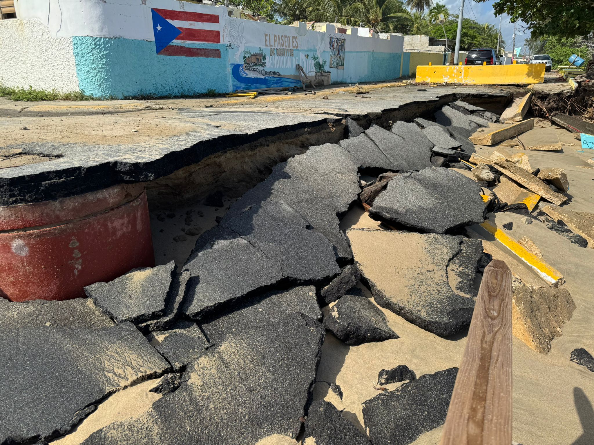 Gobernadora declara estado de emergencia por la erosión costera en Loíza y otras áreas