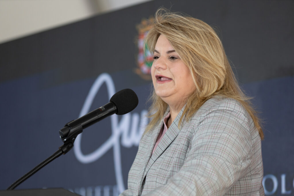 Gobernadora firma proyecto que da protección a las parejas consensuales