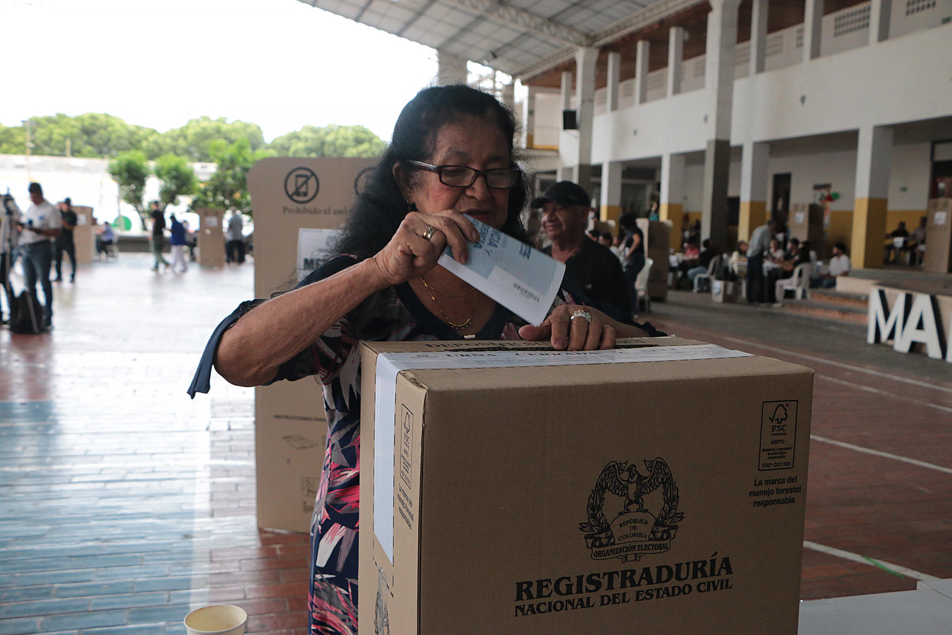 Colombia cierra los colegios electorales y empieza el conteo de los votos para presidente