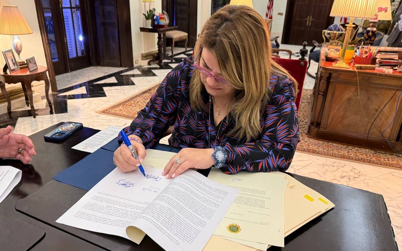 Gobernadora firma varias leyes nuevas y veta un proyecto del Senado