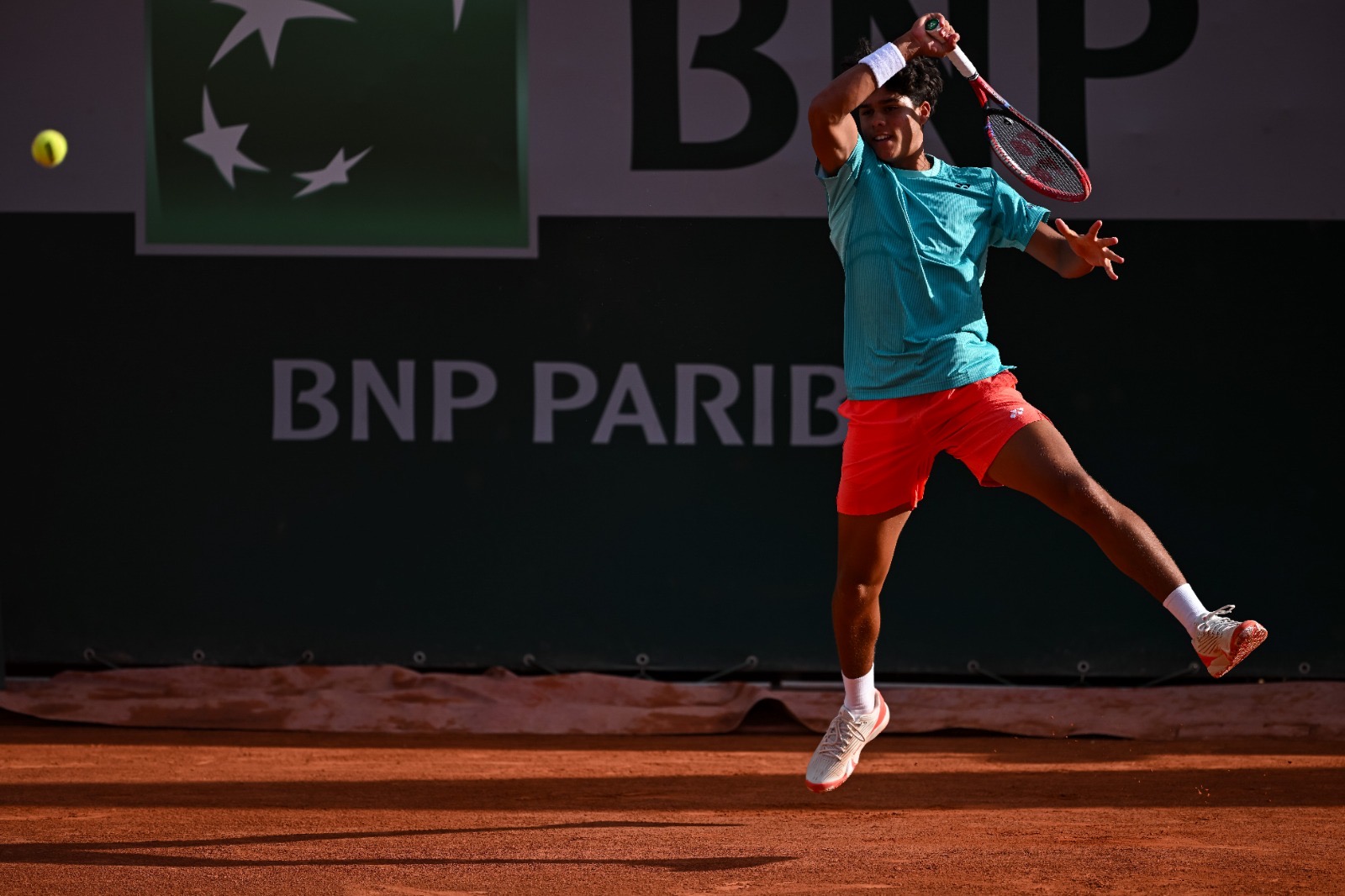 Yannik Álvarez avanza a las semifinales de dobles juveniles en Roland Garros