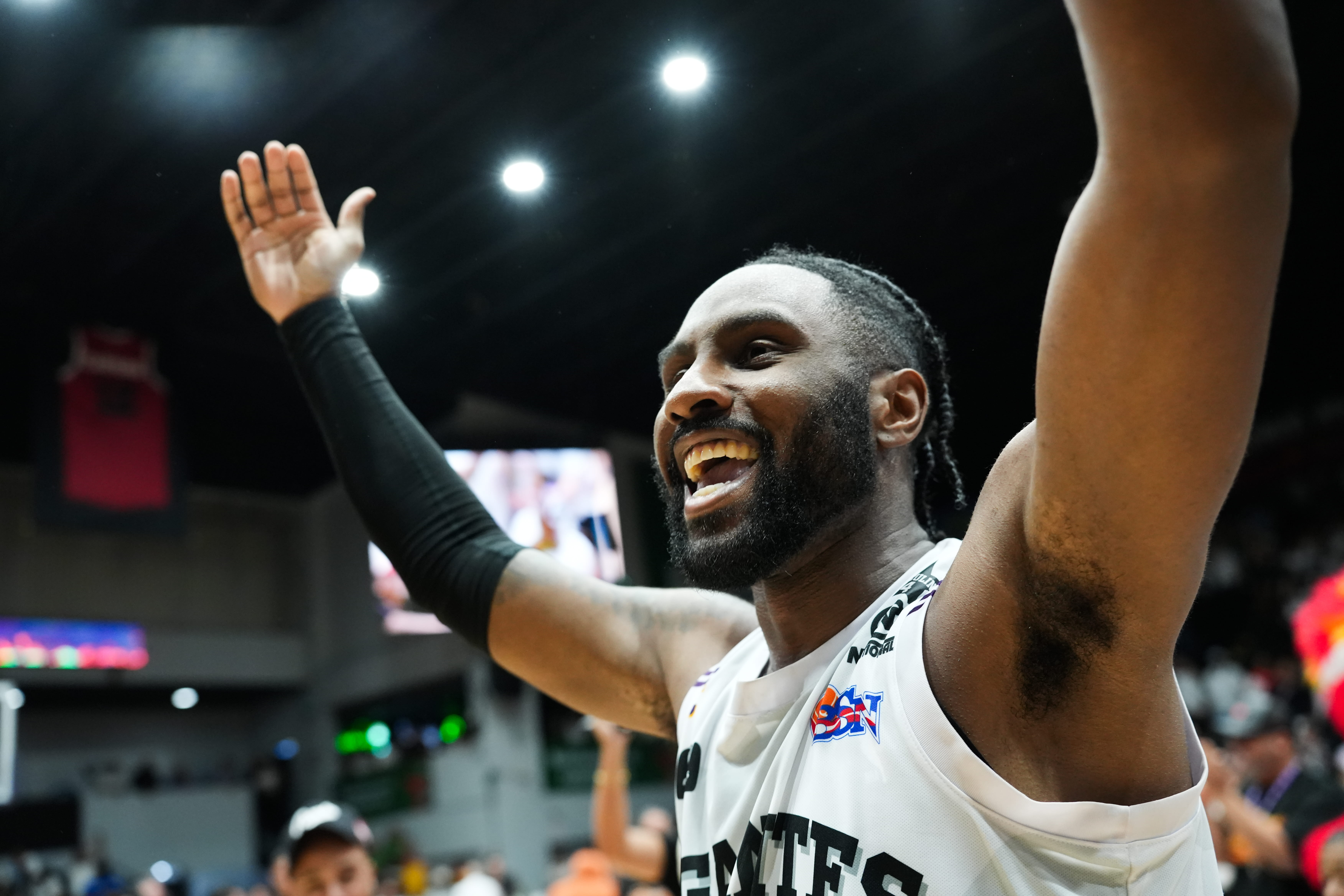 Atléticos y Gigantes se imponen en la jornada del viernes del BSN