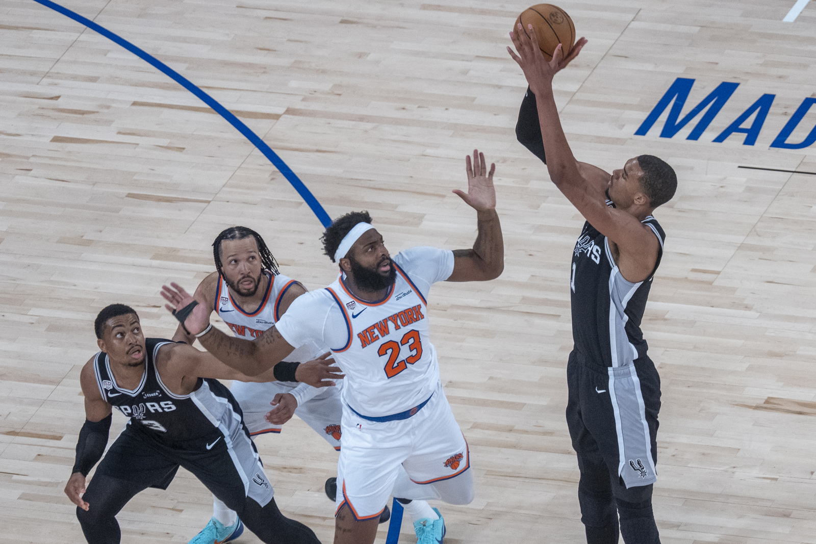 Wembanyama resucita a los Spurs a la vida en Nueva York