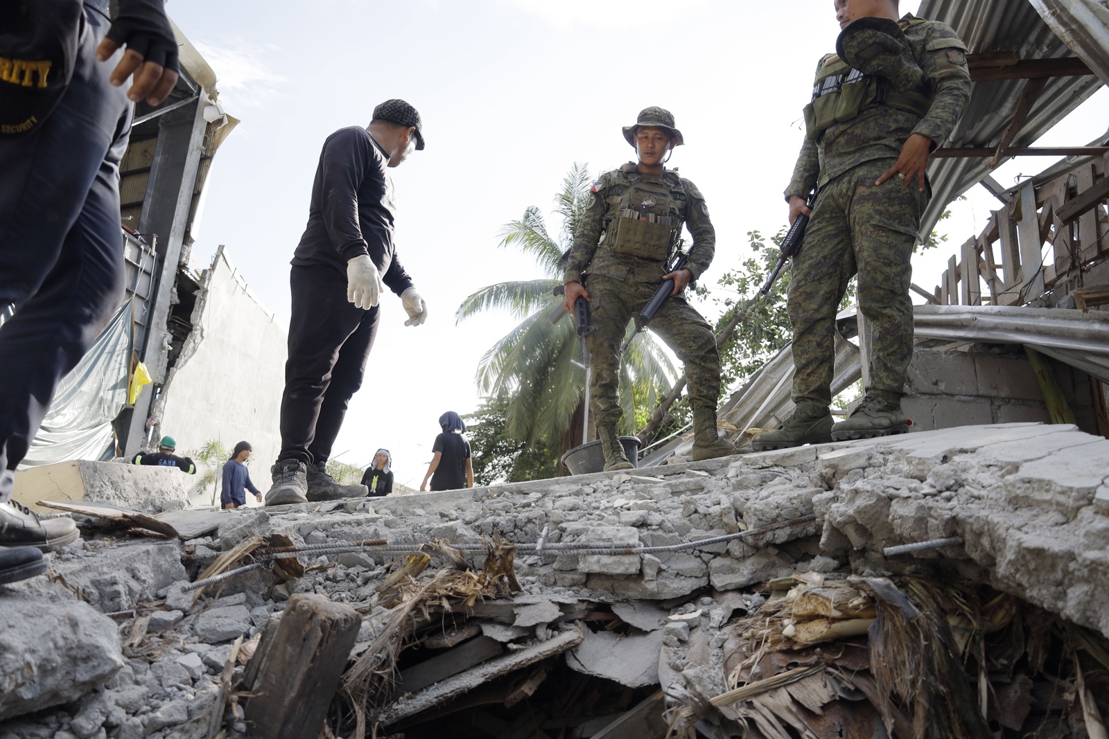 Casi 40 muertos y 4 millones de niños sin escuela por el sismo de 7.8 en Filipinas