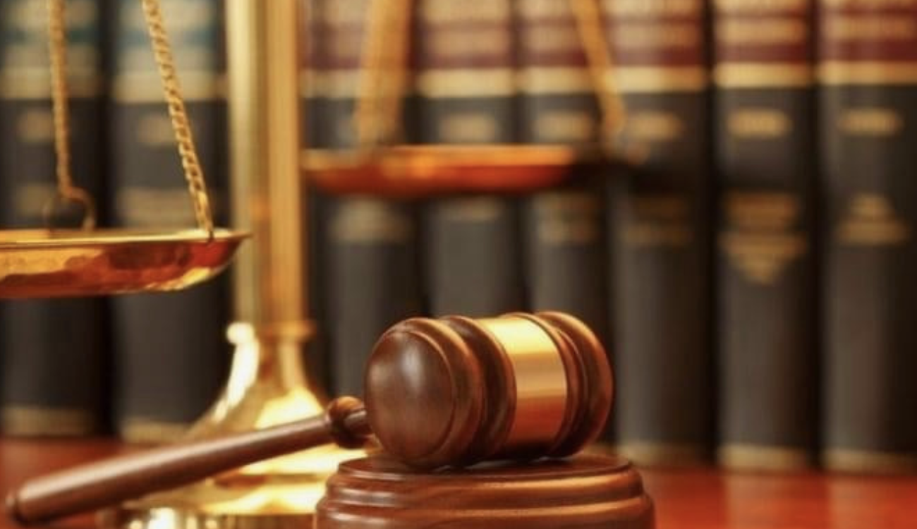 Hombre enfrenta cargos por grabar a menor y a su madre mientras usaban baño de residencia