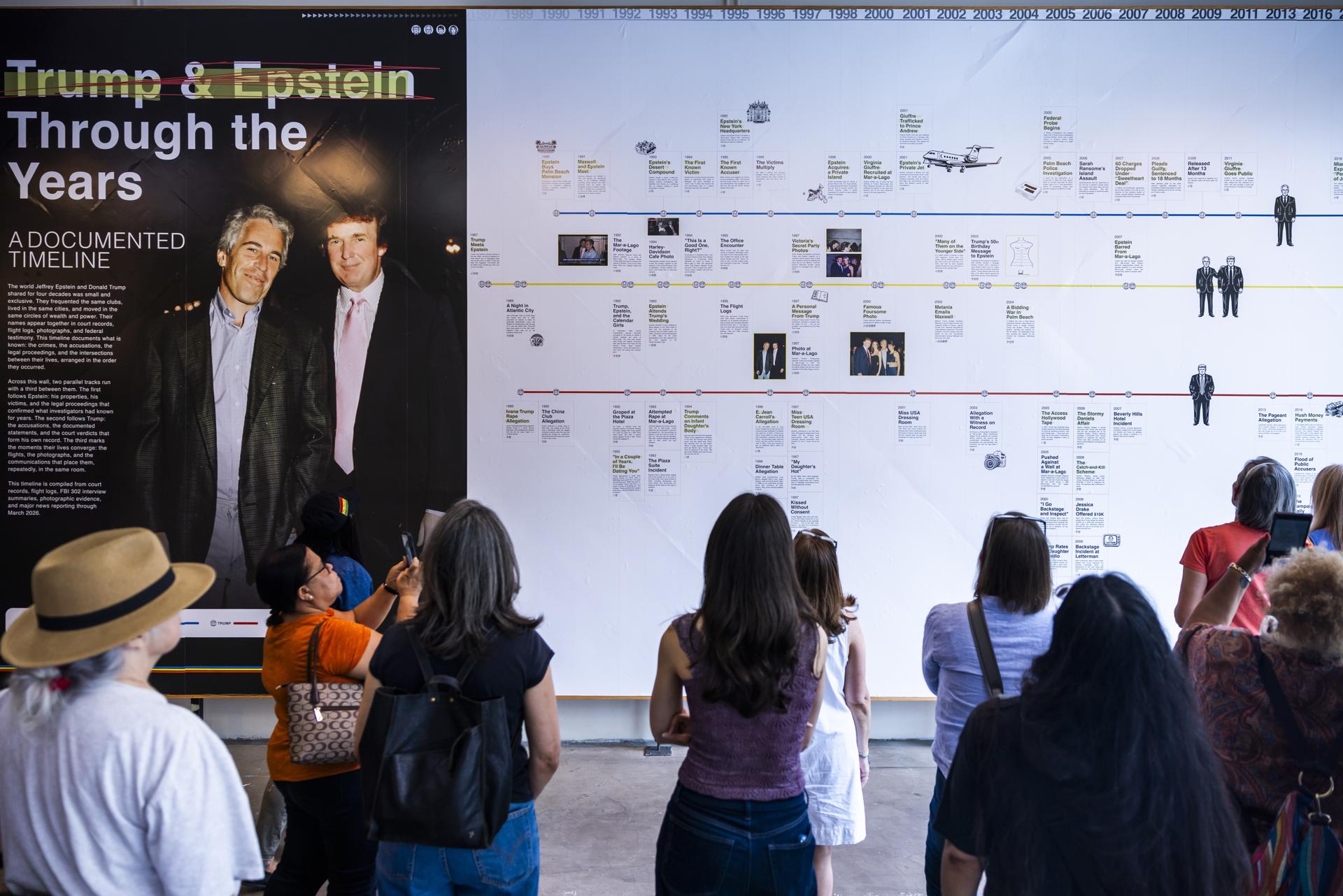 La «conexión» entre Trump y Epstein se expone a un kilómetro y medio de la Casa Blanca